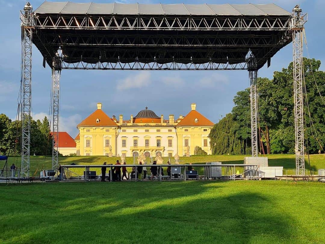 デイヴィッド・ギャレットさんのインスタグラム写真 - (デイヴィッド・ギャレットInstagram)「Slavkov Castle is prepared for our ICONIC concert tomorrow evening with  @franckvanderheijden  @rogiervanwegberg  And the orchestra @moravskafilharmonieolomouc   🎫 https://predpredaj.zoznam.sk/sk/listky/david-garrett-iconic-tour-2023-2023-08-11/  #davidgarrett #zamekslavkov #iconic #liveonstage #brno #franckvanderheijden #rogiervanwegberg #moravskafilharmonieolomouc」8月10日 19時25分 - davidgarrettinsta