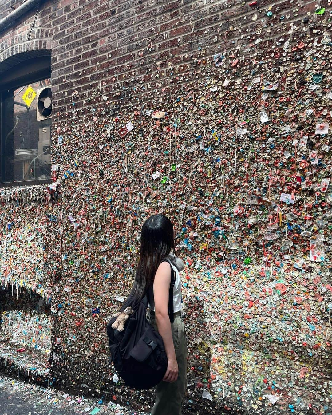 森戸知沙希さんのインスタグラム写真 - (森戸知沙希Instagram)「in Seattle 🇺🇸  　 　 ガムの壁はあんまり近くで見ちゃいけない… 　 　 #seattle #travel #us #pikeplacemarket #thegreatgumwall #universityofwashington #アメリカ #シアトル #留学生活 #今までで1番の弾丸旅行」8月10日 19時36分 - chisaki__morito.official