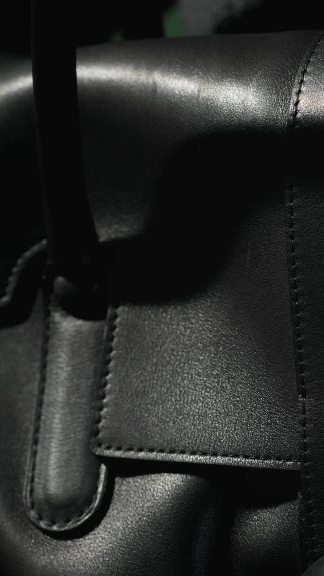 デルボーのインスタグラム：「Dream big. ⁣ ⁣ The Brillant L’XXL melds Delvaux’s commitment to the highest standard of craft with the realities of modern life. Made from our most luxurious Dream Calf leather, so soft and supple it has to be touched to be believed, L’XXL expands the iconic (emblematic ?) Brillant silhouette into a weekend bag designed to suit all destinations, all genders, all possibilities.⁣  ⁣ #Delvaux」