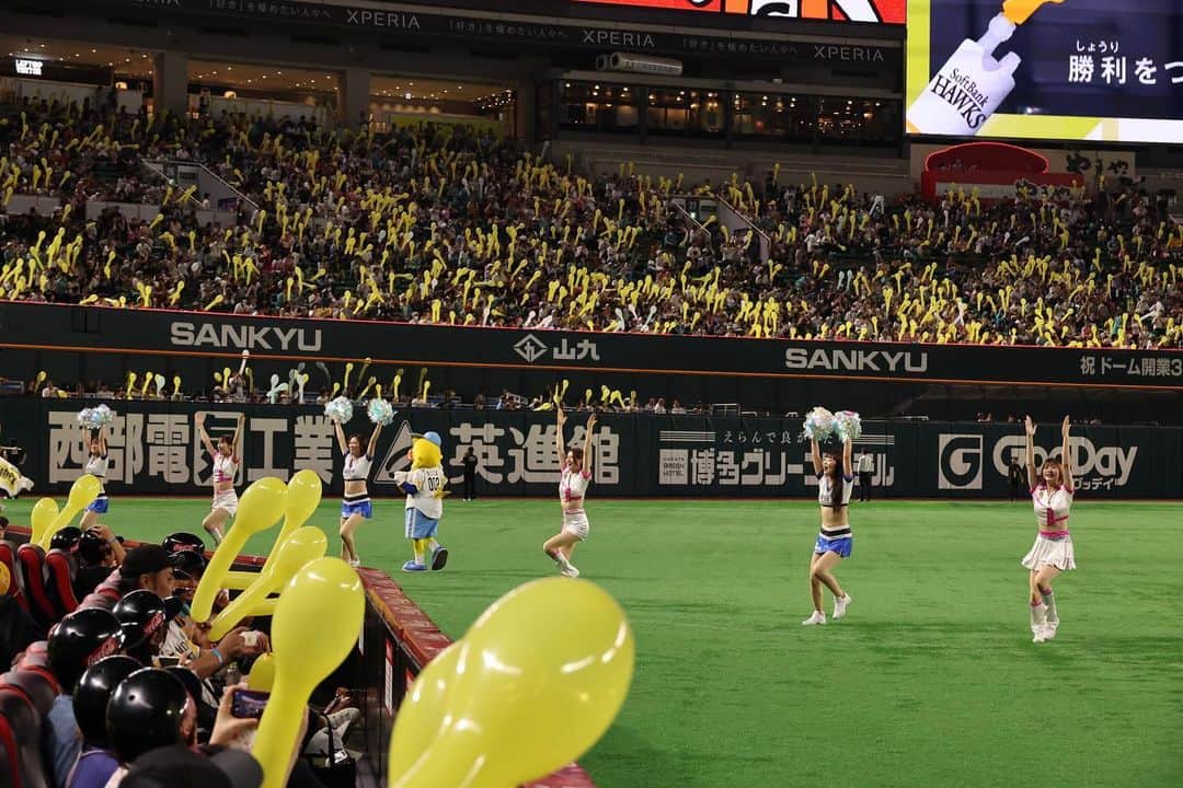 アビスパ福岡さんのインスタグラム写真 - (アビスパ福岡Instagram)「#福岡ソフトバンクホークス #ハニーズ と#アビスパチアリーダーズのチアコラボ✨  4回表の「#よかよかダンス」 7回表の「#いざゆけ若鷹軍団」 を一緒にパフォーマンス😆👍  コラボの立役者、#槙野智章 さんもありがとうございました🙌🏻  次は9/16（土）#名古屋グランパス 戦でも #ハニーズ の皆さんとコラボ予定🐝✨  ぜひぜひ‼️#ベスト電器スタジアム へお越しください🏟️  #アビスパ福岡 #avispa #sbhawks #honeys #PayPayドーム #J1 #jleague #ベススタ」8月10日 19時30分 - avispaf