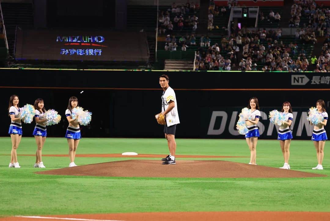アビスパ福岡さんのインスタグラム写真 - (アビスパ福岡Instagram)「#福岡ソフトバンクホークス #ハニーズ と#アビスパチアリーダーズのチアコラボ✨  4回表の「#よかよかダンス」 7回表の「#いざゆけ若鷹軍団」 を一緒にパフォーマンス😆👍  コラボの立役者、#槙野智章 さんもありがとうございました🙌🏻  次は9/16（土）#名古屋グランパス 戦でも #ハニーズ の皆さんとコラボ予定🐝✨  ぜひぜひ‼️#ベスト電器スタジアム へお越しください🏟️  #アビスパ福岡 #avispa #sbhawks #honeys #PayPayドーム #J1 #jleague #ベススタ」8月10日 19時30分 - avispaf