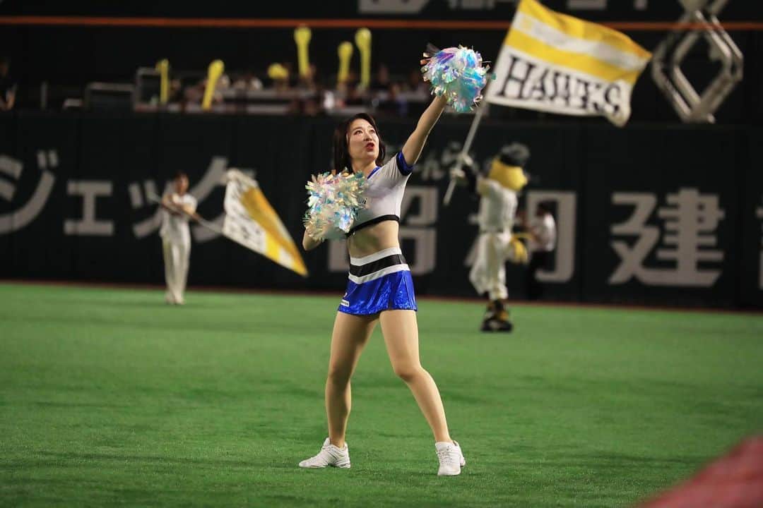 アビスパ福岡さんのインスタグラム写真 - (アビスパ福岡Instagram)「#福岡ソフトバンクホークス #ハニーズ と#アビスパチアリーダーズのチアコラボ✨  4回表の「#よかよかダンス」 7回表の「#いざゆけ若鷹軍団」 を一緒にパフォーマンス😆👍  コラボの立役者、#槙野智章 さんもありがとうございました🙌🏻  次は9/16（土）#名古屋グランパス 戦でも #ハニーズ の皆さんとコラボ予定🐝✨  ぜひぜひ‼️#ベスト電器スタジアム へお越しください🏟️  #アビスパ福岡 #avispa #sbhawks #honeys #PayPayドーム #J1 #jleague #ベススタ」8月10日 19時30分 - avispaf