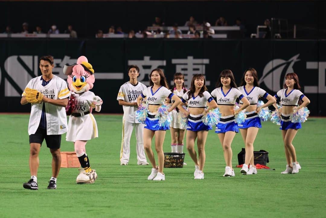 アビスパ福岡さんのインスタグラム写真 - (アビスパ福岡Instagram)「#福岡ソフトバンクホークス #ハニーズ と#アビスパチアリーダーズのチアコラボ✨  4回表の「#よかよかダンス」 7回表の「#いざゆけ若鷹軍団」 を一緒にパフォーマンス😆👍  コラボの立役者、#槙野智章 さんもありがとうございました🙌🏻  次は9/16（土）#名古屋グランパス 戦でも #ハニーズ の皆さんとコラボ予定🐝✨  ぜひぜひ‼️#ベスト電器スタジアム へお越しください🏟️  #アビスパ福岡 #avispa #sbhawks #honeys #PayPayドーム #J1 #jleague #ベススタ」8月10日 19時30分 - avispaf