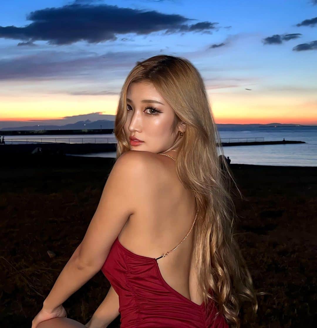 ASAMIさんのインスタグラム写真 - (ASAMIInstagram)「空と私💋 お肌良く褒められます😉🫶🏽  お肌のメンテナンスに行ってきたよ💆🏼‍♀️ ハイドラで毛穴ピーリングと 高密度超音波で肌細胞を活性化してもらった🪞✨  肩までほぐしてもらって気持ち良すぎて寝てました😉  @brightplus71   #あさぴーち#尻神#心斎橋#ダンサー#dancer#ハイドラ#エステサロン」8月10日 19時30分 - asami_chomi_official
