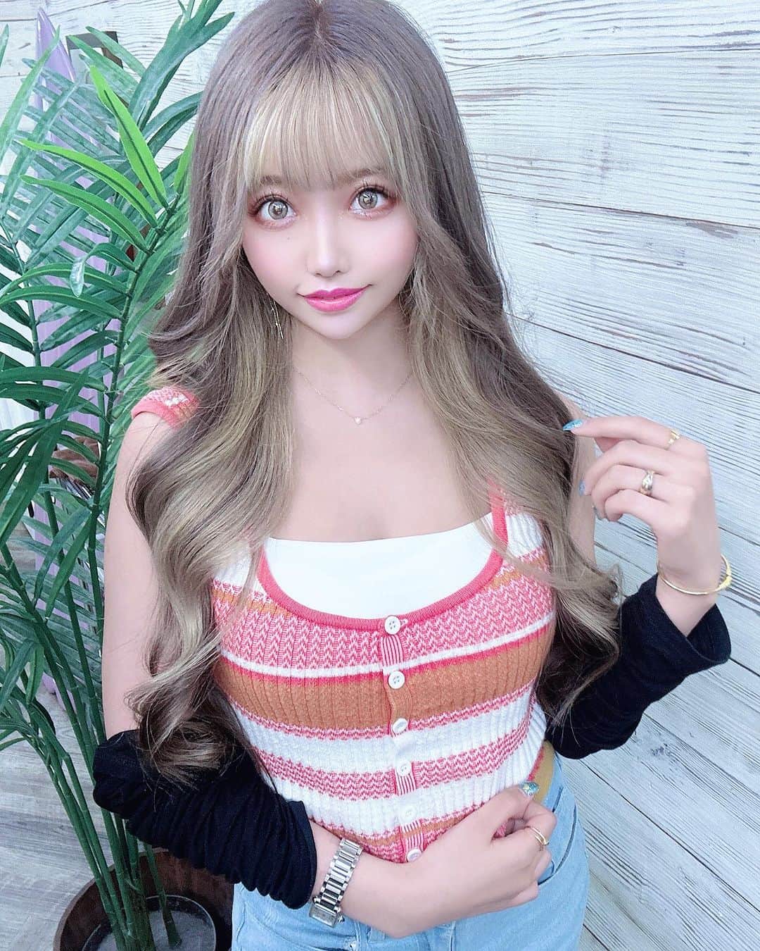 でいじーのインスタグラム：「アッシュカラー🩶✨️ 久しぶりに顔周り切ったし 全体の長さも切った！ それでもかなりロング笑  今回もかわいくありがとう✨️ @capsule_takashi   最後ちょっとオバショでうける  #instalike #instagood #liketime #likeforlikes #likeforfollow #大阪#すすきの#新宿#歌舞伎町 #サロン#サロンモデル #韓国ヘア#韓国ヘアスタイル #小顔バング #キラキラ#可愛い#アッシュグレー #アッシュカラー #グレージュ #くすみカラー #六本木 #水商売#フェイスフレーミング #夜職#キャバクラ#キャバ嬢#ホスト#東京#tokyo#hair」