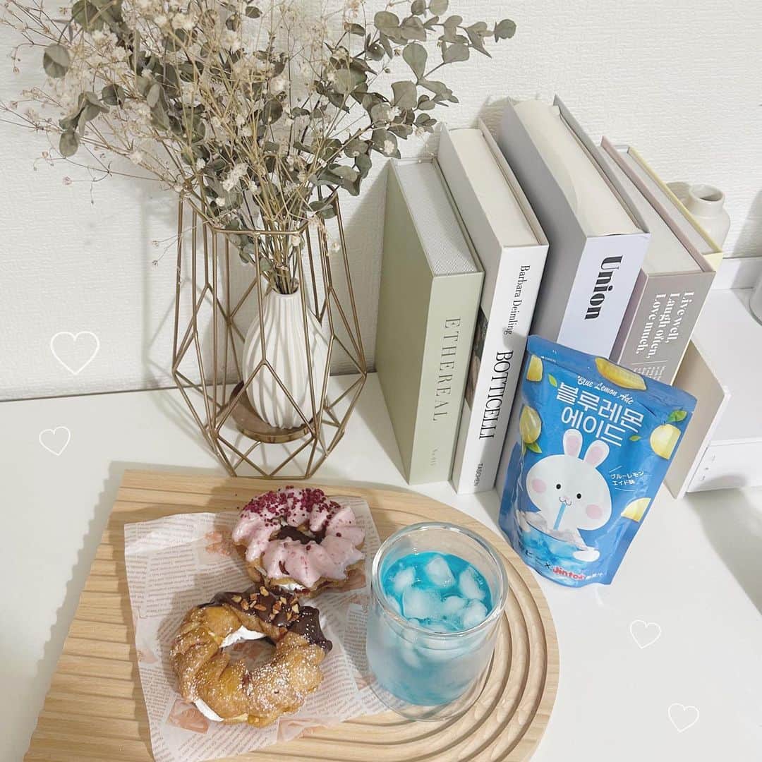 りなてぃんさんのインスタグラム写真 - (りなてぃんInstagram)「𓂃 𓈒𓏸  ️お家カフェTime☕️️𓌉◯𓇋  今日は韓ビニ×JIN TOKコラボ の 韓国パウチエイドドリンク 🍹を 飲んでみたよ^. .^♡！！  今話題の『韓ビニ』との 共同企画商品なんだって！  韓国のコンビニで定番の パウチタイプのエイドドリンク！ 流行ってて私も気になってたの！🍹  そのままストロー刺して飲んでもいいし カップに入れて水や炭酸水で割ったり、 フルーツをトッピングするなど、 SNS映えを狙えるオシャレな飲み物として人気🧸！  私は今回ブルーレモンエイドを飲んでみた！  炭酸で割ったりしてもOK！  アイスクリーム買って載せて クリームソーダっぽくしても可愛いよね！  スッキリ清涼感のある後味で 飲みやすかった！ なにより映える！可愛い🤍🤍  みんなもチェックしてみて🍹🤍☁️  @myway.corp  #パウチドリンク#韓国#韓国ビニコラボ#韓国コンビニ#韓国コンビニドリンク#jintok #ミスド　#ミスド新作」8月10日 19時33分 - rinateen_max