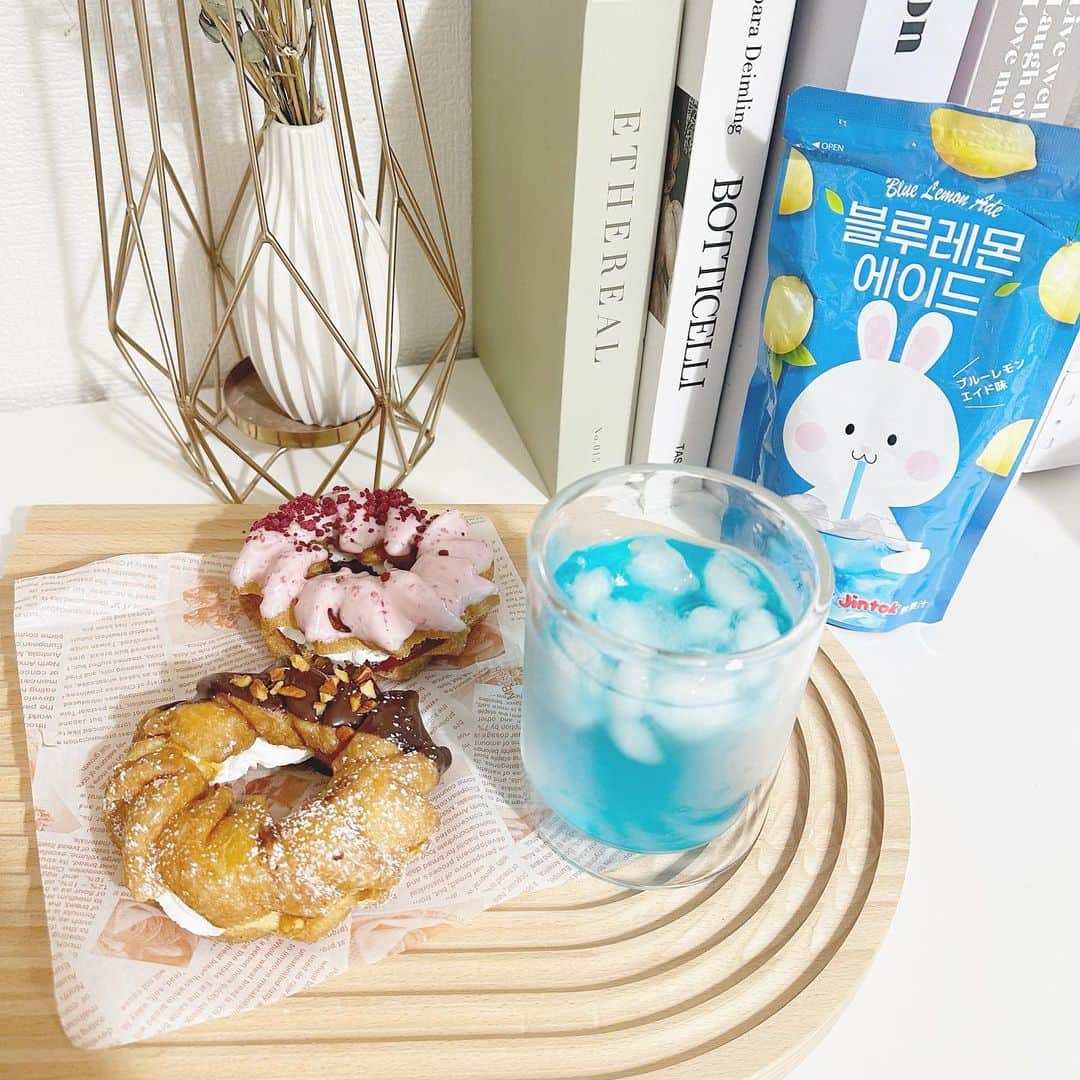 りなてぃんさんのインスタグラム写真 - (りなてぃんInstagram)「𓂃 𓈒𓏸  ️お家カフェTime☕️️𓌉◯𓇋  今日は韓ビニ×JIN TOKコラボ の 韓国パウチエイドドリンク 🍹を 飲んでみたよ^. .^♡！！  今話題の『韓ビニ』との 共同企画商品なんだって！  韓国のコンビニで定番の パウチタイプのエイドドリンク！ 流行ってて私も気になってたの！🍹  そのままストロー刺して飲んでもいいし カップに入れて水や炭酸水で割ったり、 フルーツをトッピングするなど、 SNS映えを狙えるオシャレな飲み物として人気🧸！  私は今回ブルーレモンエイドを飲んでみた！  炭酸で割ったりしてもOK！  アイスクリーム買って載せて クリームソーダっぽくしても可愛いよね！  スッキリ清涼感のある後味で 飲みやすかった！ なにより映える！可愛い🤍🤍  みんなもチェックしてみて🍹🤍☁️  @myway.corp  #パウチドリンク#韓国#韓国ビニコラボ#韓国コンビニ#韓国コンビニドリンク#jintok #ミスド　#ミスド新作」8月10日 19時33分 - rinateen_max
