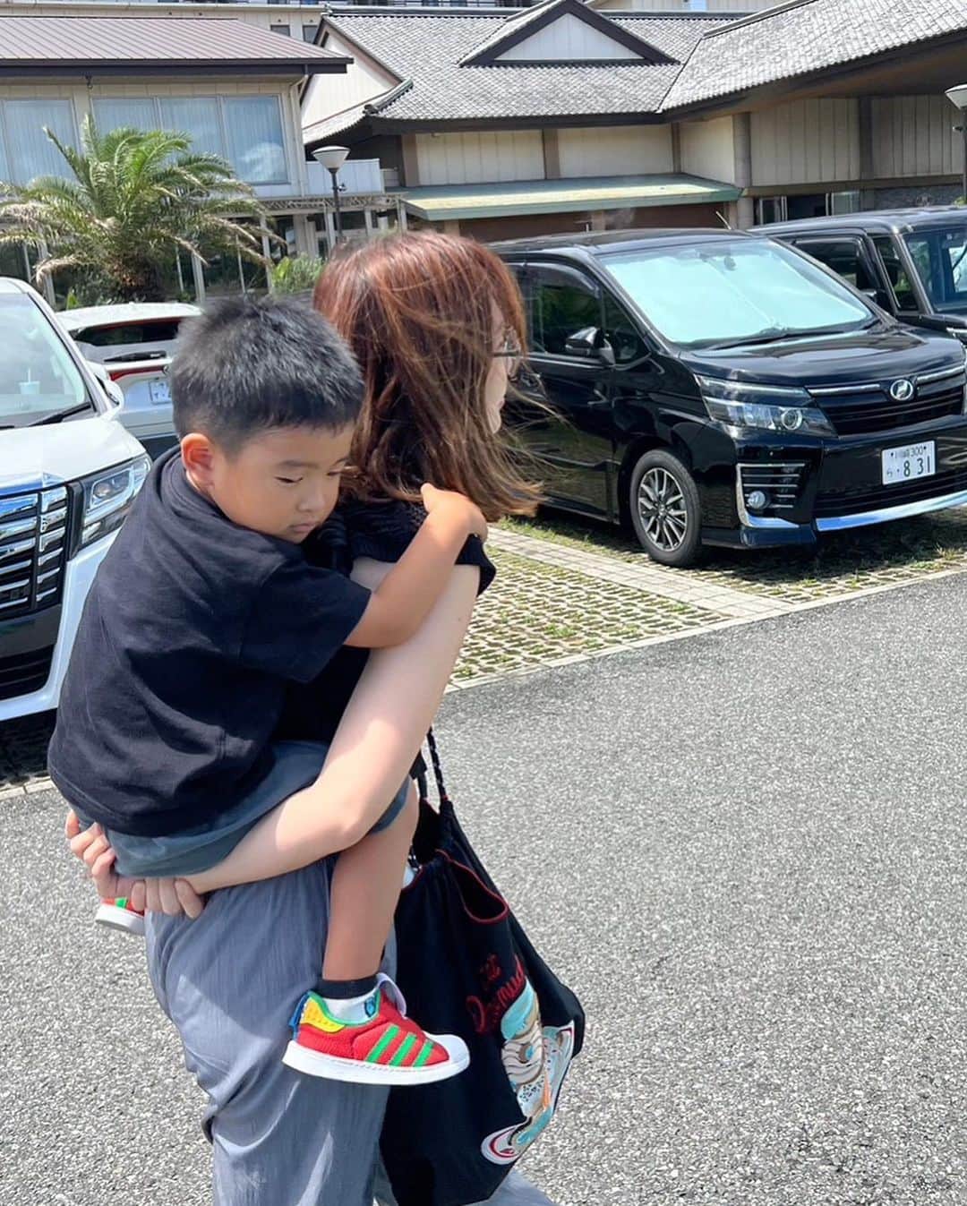 伊藤春香さんのインスタグラム写真 - (伊藤春香Instagram)「最近はショート動画多めで フィード投稿のハードルが上がってたんですが もう少し気軽に、写真も投稿していこうと思います。  昨日～今日は 女友達 @kuro_risa  @bubblytamami  と子連れで初「ホテル三日月」。 @ryugu_3   子連れ最強ホテルってことで ずっと気になってたけど、ついに行けた…！  思った以上に東京から近くて、 いたるところに子連れ家族向けの 工夫があって、とても過ごしやすかったです。  1日目のプール利用と朝食・夕食ビュッフェがついて、 約6万円でした✍️  #ホテル三日月 #ホテル三日月富士見亭」8月10日 19時33分 - ha_chu