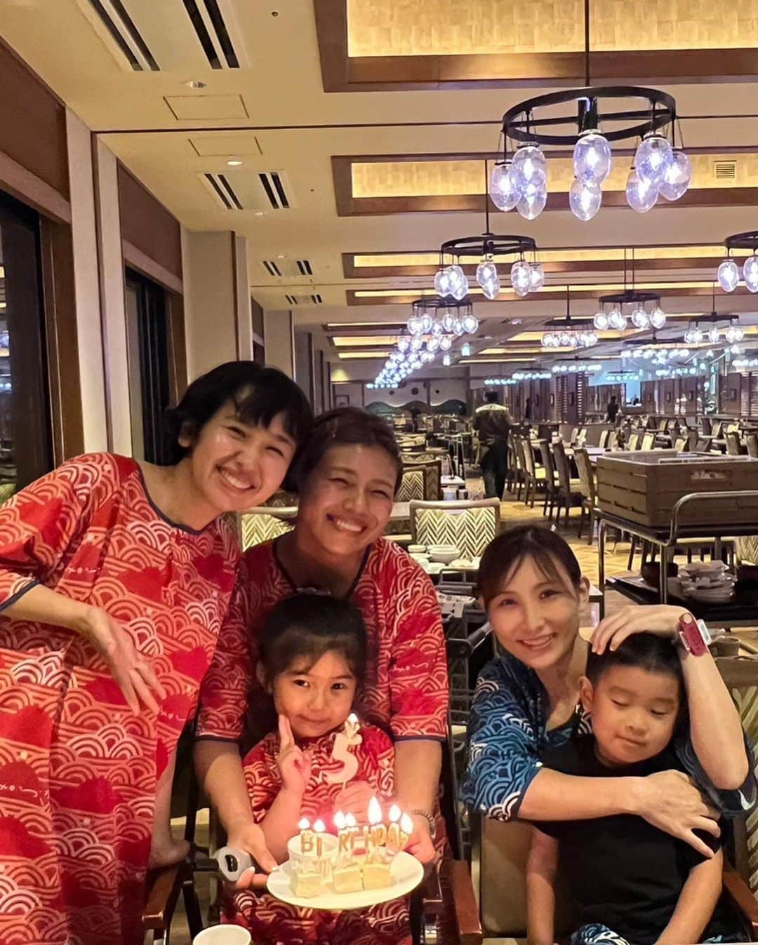 伊藤春香さんのインスタグラム写真 - (伊藤春香Instagram)「最近はショート動画多めで フィード投稿のハードルが上がってたんですが もう少し気軽に、写真も投稿していこうと思います。  昨日～今日は 女友達 @kuro_risa  @bubblytamami  と子連れで初「ホテル三日月」。 @ryugu_3   子連れ最強ホテルってことで ずっと気になってたけど、ついに行けた…！  思った以上に東京から近くて、 いたるところに子連れ家族向けの 工夫があって、とても過ごしやすかったです。  1日目のプール利用と朝食・夕食ビュッフェがついて、 約6万円でした✍️  #ホテル三日月 #ホテル三日月富士見亭」8月10日 19時33分 - ha_chu