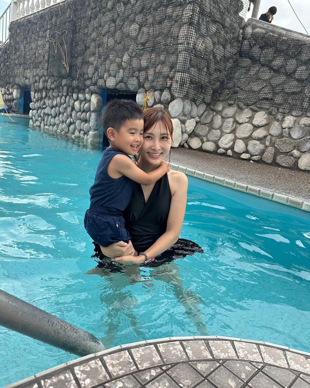 伊藤春香さんのインスタグラム写真 - (伊藤春香Instagram)「最近はショート動画多めで フィード投稿のハードルが上がってたんですが もう少し気軽に、写真も投稿していこうと思います。  昨日～今日は 女友達 @kuro_risa  @bubblytamami  と子連れで初「ホテル三日月」。 @ryugu_3   子連れ最強ホテルってことで ずっと気になってたけど、ついに行けた…！  思った以上に東京から近くて、 いたるところに子連れ家族向けの 工夫があって、とても過ごしやすかったです。  1日目のプール利用と朝食・夕食ビュッフェがついて、 約6万円でした✍️  #ホテル三日月 #ホテル三日月富士見亭」8月10日 19時33分 - ha_chu
