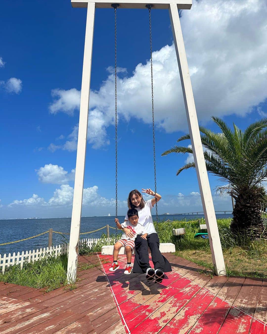 伊藤春香さんのインスタグラム写真 - (伊藤春香Instagram)「最近はショート動画多めで フィード投稿のハードルが上がってたんですが もう少し気軽に、写真も投稿していこうと思います。  昨日～今日は 女友達 @kuro_risa  @bubblytamami  と子連れで初「ホテル三日月」。 @ryugu_3   子連れ最強ホテルってことで ずっと気になってたけど、ついに行けた…！  思った以上に東京から近くて、 いたるところに子連れ家族向けの 工夫があって、とても過ごしやすかったです。  1日目のプール利用と朝食・夕食ビュッフェがついて、 約6万円でした✍️  #ホテル三日月 #ホテル三日月富士見亭」8月10日 19時33分 - ha_chu