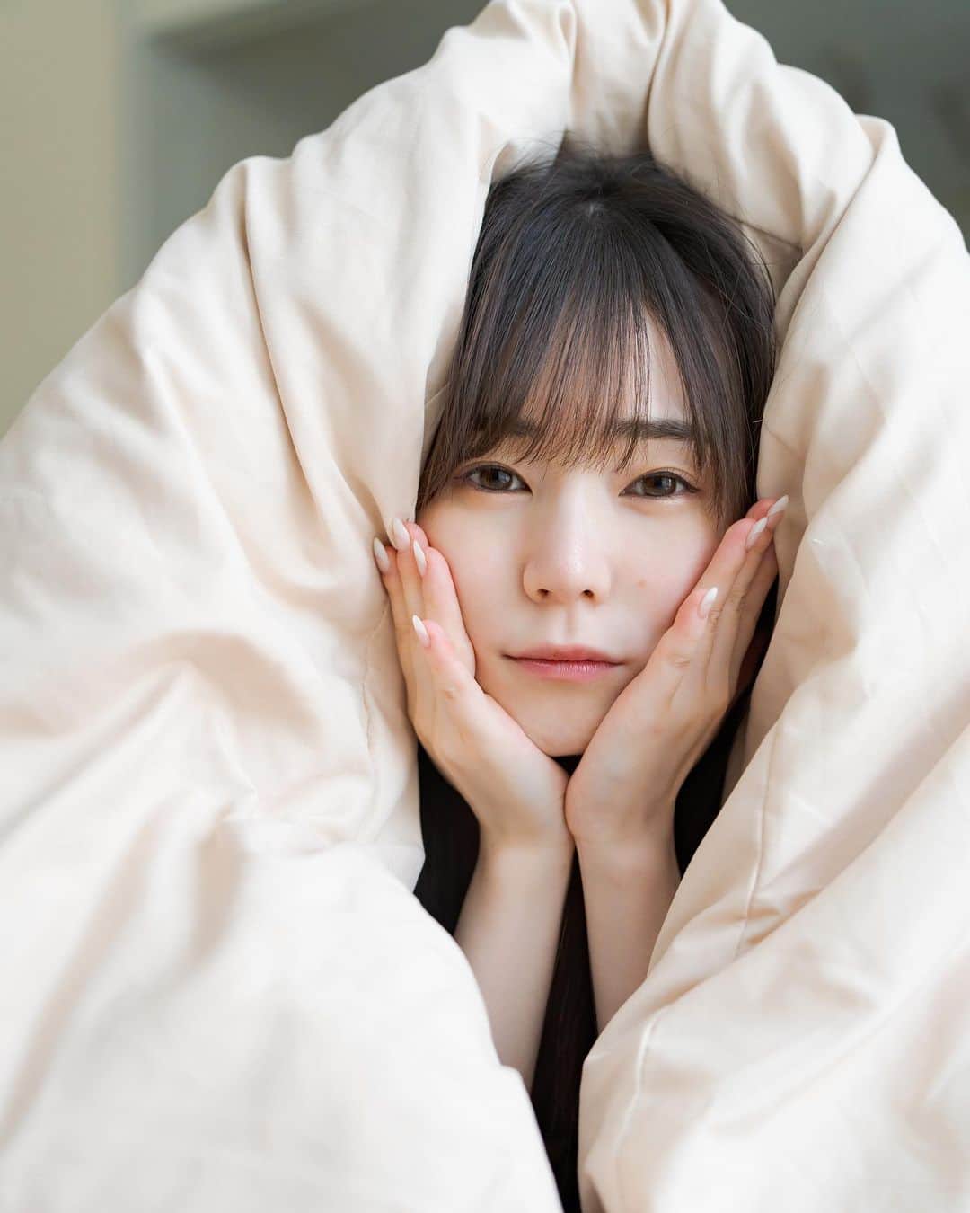 近衛りこのインスタグラム：「ついに あしたコスホリ 日曜日コミケ だ！！！！どきどきどき  写真ではお布団のなかだけど どっちも頑張って外に出て向かうので　あそぼうね」