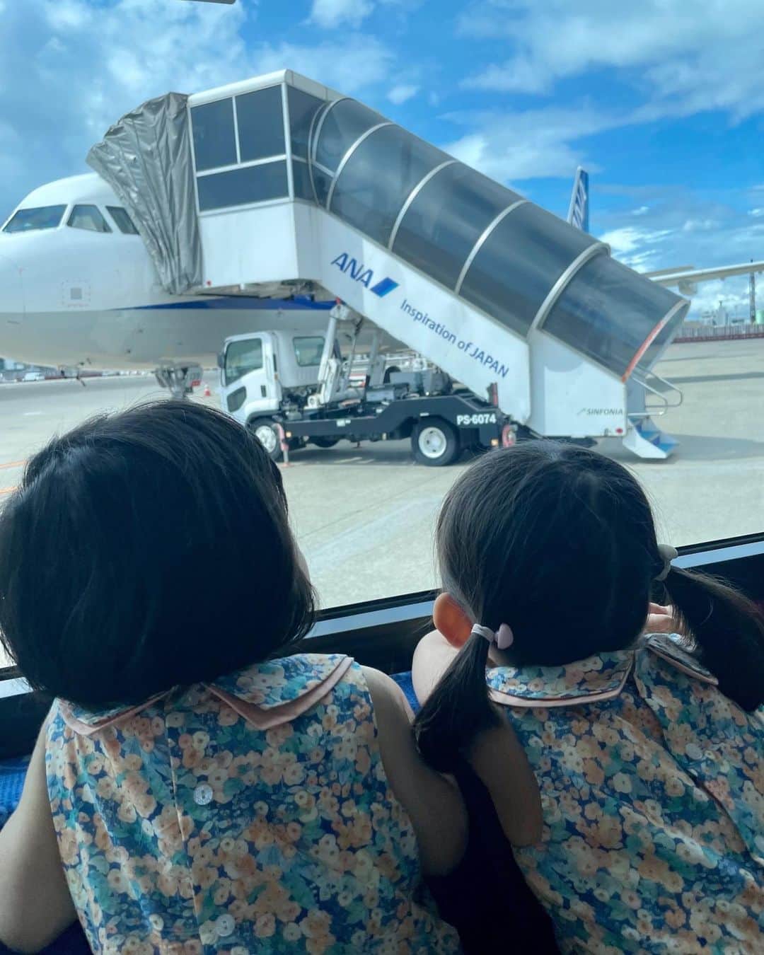 藤澤恵麻のインスタグラム：「⁡ ⁡ 子供達を連れて、香川の実家に帰省旅。 2人共これから自分達が乗る飛行機をワクワクしながら眺めています。久しぶりにじぃじとばぁばに会えるのをとても楽しみにしている様子。 香川で夏の思い出たくさん作ろうね。 ⁡  #恵麻 #ema #飛行機 #羽田空港 #連絡バス #帰省 #香川 #楽しみ」