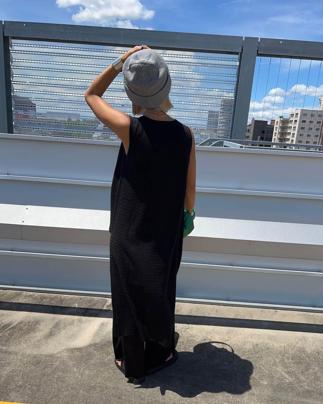 annaさんのインスタグラム写真 - (annaInstagram)「.  ストーリーにも載せたけど 昨年大人気だったアイテムが セットアップになって今年も再入荷するよ💗 @__segur.__   キャップとか小物変えるだけで いろんな雰囲気で着こなせるし 迷ったらセットアップ着とけばよし！ そして着てるだけでおしゃれに見える✌️ オススメすぎるアイテムだよ🤭❤️‍🔥  #夏コーデ#秋先取りコーデ#セットアップ#セットアップコーデ#モノトーンコーデ#モノトーン#ビーニー#大人カジュアル#オトナカジュアル#カジュアル#カジュアルコーデ#158cmコーデ#骨格ナチュラル#きょこ」8月10日 19時38分 - 12anna23