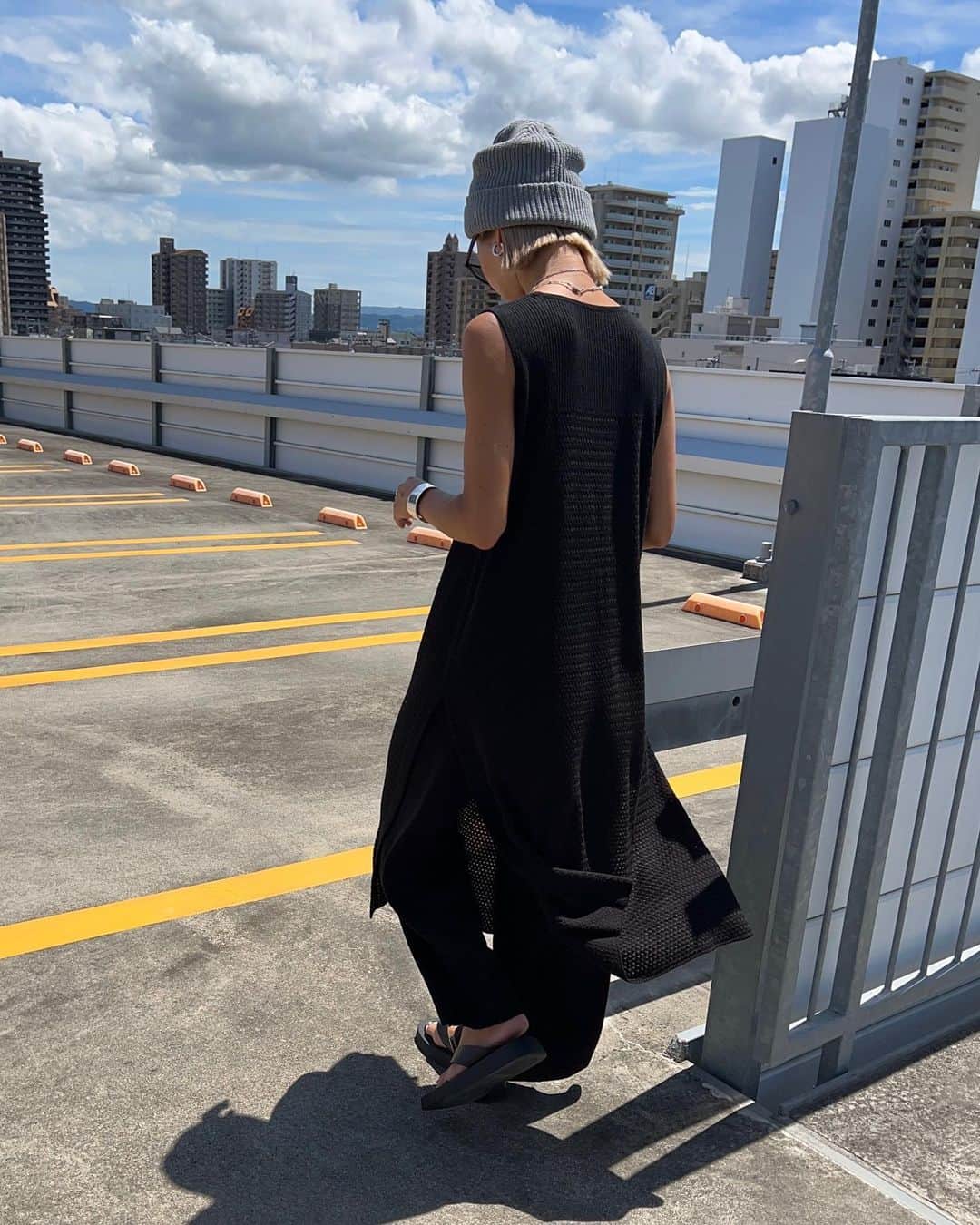 annaさんのインスタグラム写真 - (annaInstagram)「.  ストーリーにも載せたけど 昨年大人気だったアイテムが セットアップになって今年も再入荷するよ💗 @__segur.__   キャップとか小物変えるだけで いろんな雰囲気で着こなせるし 迷ったらセットアップ着とけばよし！ そして着てるだけでおしゃれに見える✌️ オススメすぎるアイテムだよ🤭❤️‍🔥  #夏コーデ#秋先取りコーデ#セットアップ#セットアップコーデ#モノトーンコーデ#モノトーン#ビーニー#大人カジュアル#オトナカジュアル#カジュアル#カジュアルコーデ#158cmコーデ#骨格ナチュラル#きょこ」8月10日 19時38分 - 12anna23