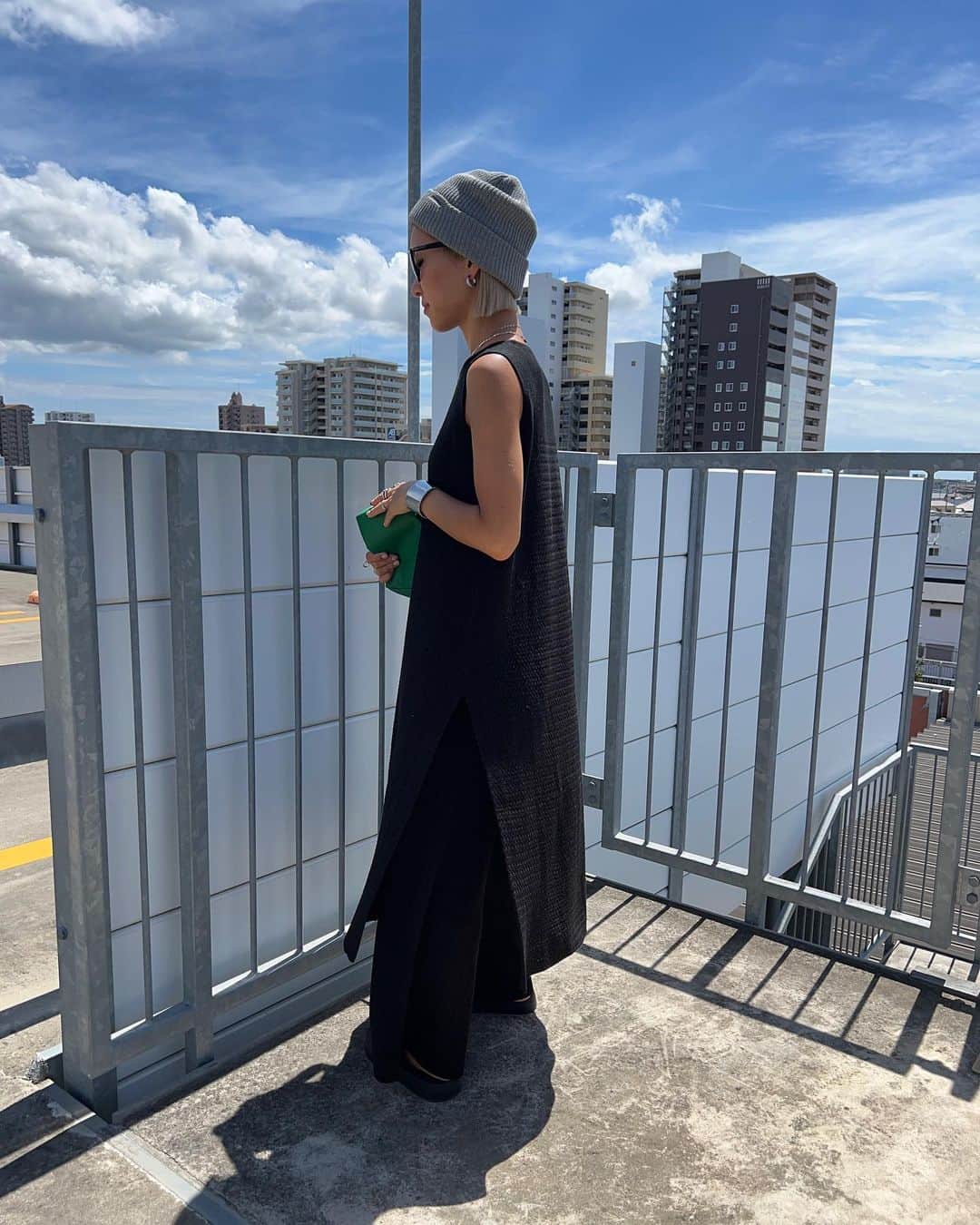 annaさんのインスタグラム写真 - (annaInstagram)「.  ストーリーにも載せたけど 昨年大人気だったアイテムが セットアップになって今年も再入荷するよ💗 @__segur.__   キャップとか小物変えるだけで いろんな雰囲気で着こなせるし 迷ったらセットアップ着とけばよし！ そして着てるだけでおしゃれに見える✌️ オススメすぎるアイテムだよ🤭❤️‍🔥  #夏コーデ#秋先取りコーデ#セットアップ#セットアップコーデ#モノトーンコーデ#モノトーン#ビーニー#大人カジュアル#オトナカジュアル#カジュアル#カジュアルコーデ#158cmコーデ#骨格ナチュラル#きょこ」8月10日 19時38分 - 12anna23