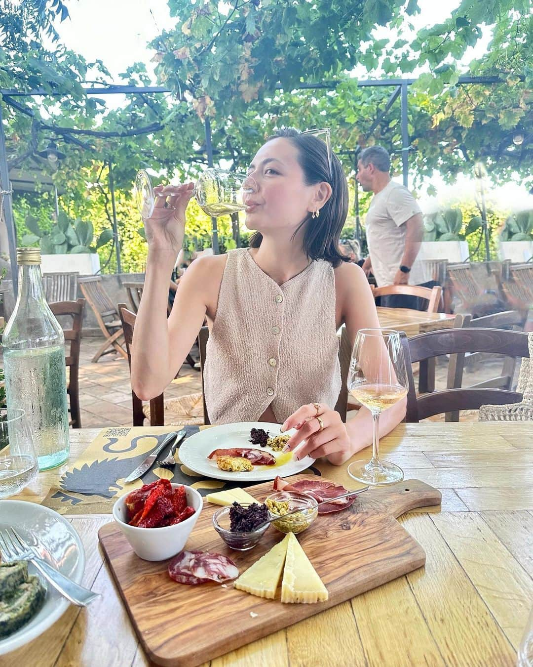 エリーローズさんのインスタグラム写真 - (エリーローズInstagram)「Memories of Noto🌞🌿🌵🍝🐝🍹🍋 初めてのシチリアはカターニャからダイレクトにノートへ。都会で過ごすよりやっぱり田舎は静かでピースフル。そして21時まで明るいから1日が長か感じる。こんな素晴らしいところがあるの？っていうくらい全てが美しい🥹リサーチした甲斐あり。野菜、魚介、チーズにワインとぜーんぶ美味しすぎて感激の連続🤤けど和食も恋しい笑」8月10日 19時38分 - ellirose