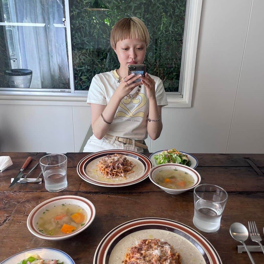 百岡古宵のインスタグラム：「@ponkotsu_sakaba /with @lnlnlm 🤍  lunch🍽の時間に貸切で~🥦︎⭐︎ サラダもスープもいい野菜使われてるんだ~って教えて貰いながら食べたから、おなかが喜んでた! 夏限定のポロネーゼ味わって食べて食べてお腹ぽんぽこりん‪🫶  #morioka #iwate #盛岡ランチ」