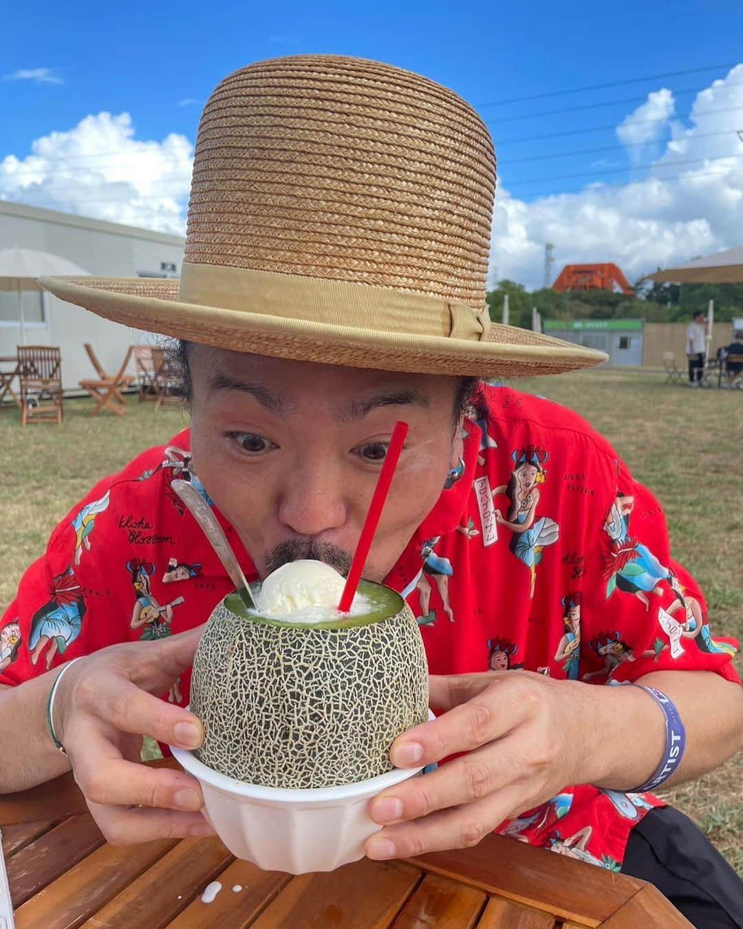 シーサーのインスタグラム：「． ． メロンまるごとクリームソーダ🍈 の反対側で 両手にハム焼き串🍖 （この人ロッキン来るといつもこれしか食べてないよ。 何本も食べ続けてるよ）  土曜日は北海道でライジングサン🕺 夏を追いかけてパーティーじゃ〜🔥 ピス！  #RIJF2023 #ロッキン #メロンまるごとクリームソーダ #alohablossom #ぐはー」