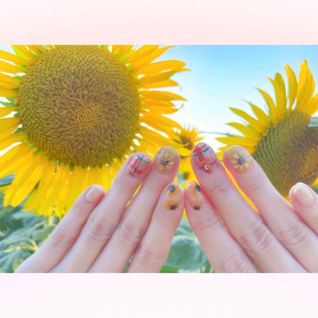 長柄ひろみさんのインスタグラム写真 - (長柄ひろみInstagram)「#sunflowers 🌻☀️  今日は8月10日でハートの日❤️  ハートの日ってなんだか幸せな気持ちになりますね🥰💗  ネイルも夏に🌻💅 チェックと向日葵で元気がでるネイル！ ひまわりが立体的に見えるように花びらを何色も重ねて描いたんだけど、トップコートのツヤで見えにくくて悲しみ🥺🌻  明日から夏季休暇の人も多いのかな？  また台風が接近中なので、皆さん気をつけてお過ごし下さい😊✨ せっかくの連休の方も多いと思うので、それてほしいですね〜🌪😖  ｡・ﾟ・。❁⃘ ｡・ﾟ・。❁⃘ ｡・ﾟ・。❁⃘ ｡・ﾟ・｡❁⃘ 。・ﾟ・  #ひまわり」8月10日 19時43分 - aoi_asahi