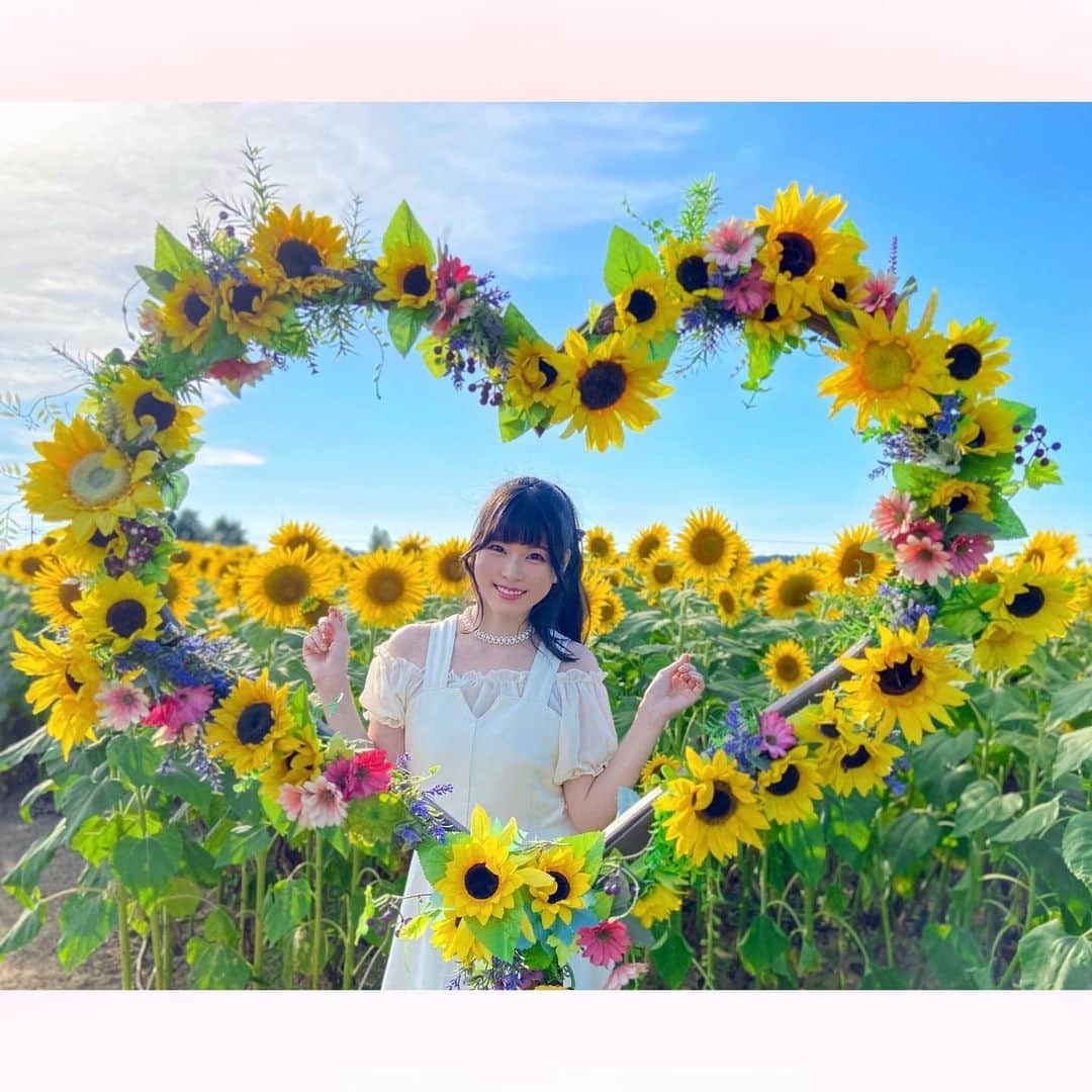 長柄ひろみのインスタグラム：「#sunflowers 🌻☀️  今日は8月10日でハートの日❤️  ハートの日ってなんだか幸せな気持ちになりますね🥰💗  ネイルも夏に🌻💅 チェックと向日葵で元気がでるネイル！ ひまわりが立体的に見えるように花びらを何色も重ねて描いたんだけど、トップコートのツヤで見えにくくて悲しみ🥺🌻  明日から夏季休暇の人も多いのかな？  また台風が接近中なので、皆さん気をつけてお過ごし下さい😊✨ せっかくの連休の方も多いと思うので、それてほしいですね〜🌪😖  ｡・ﾟ・。❁⃘ ｡・ﾟ・。❁⃘ ｡・ﾟ・。❁⃘ ｡・ﾟ・｡❁⃘ 。・ﾟ・  #ひまわり」