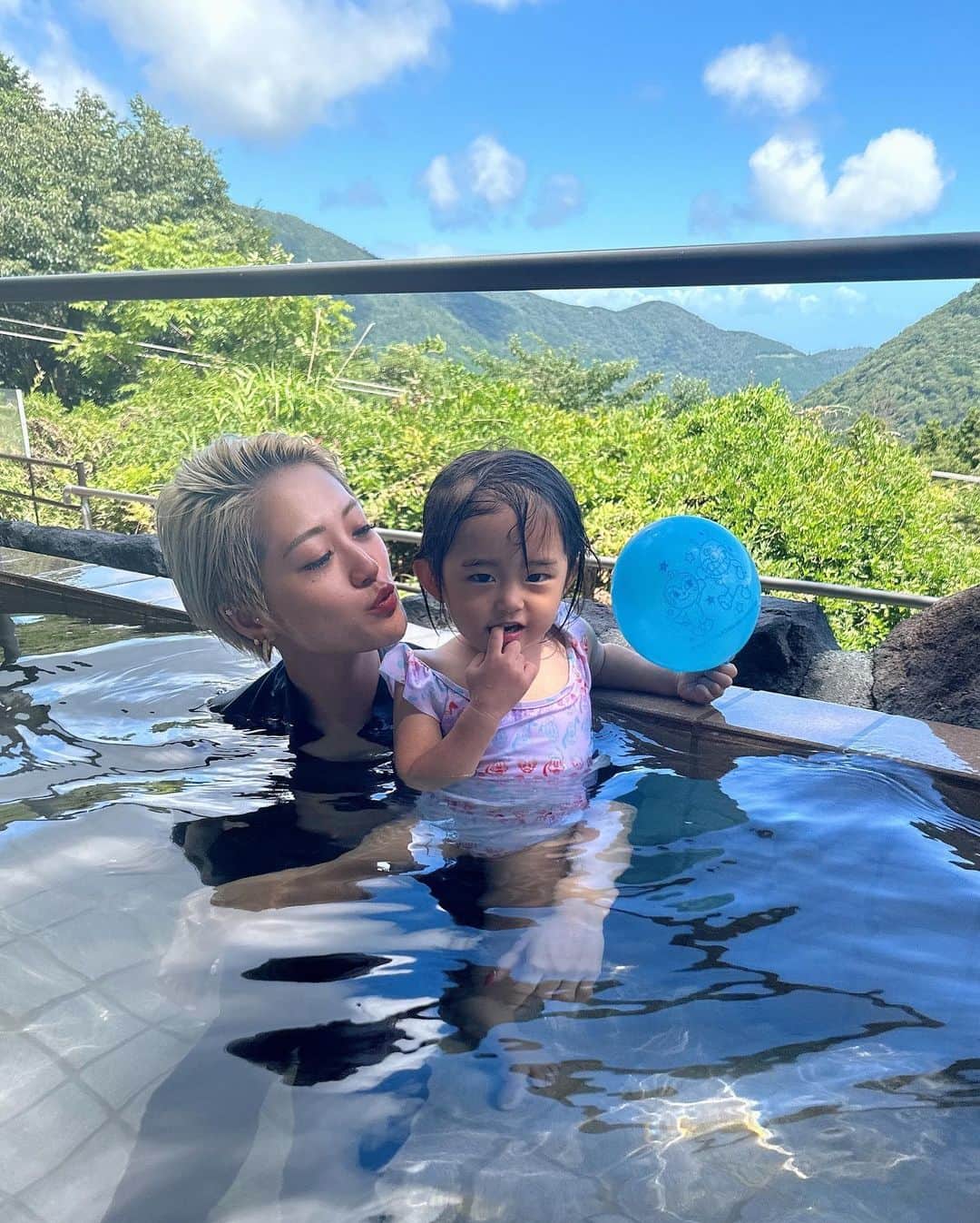 五月千和加さんのインスタグラム写真 - (五月千和加Instagram)「. 娘が１週間サマーホリデーなので 夏☀️満喫中🪼⛱️🫧⛱️☀️  大人になってプールで全力で遊ぶのは初めてに近く、、子どもの体力恐ろしい！笑😆 ママは１週間分の体力を使い切った模様。🤣  楽しかった〜🥰💋🫧  #娘とデート #ママと娘　#夏休み　#夏休みの過ごし方 #プール　#ユネッサン　#箱根　#箱根ユネッサン #ユネッサン小涌園 #プール日和 #サマーホリデー #サマーバケーション　#summerholidays #summervacation #pool #pooltime #pooltime #2歳児ママ #女の子ママ　#2児ママ #2児のママ #年子ママ　#blond #shorthair #pixie #pixiecutchallenge #pixiexcut #金髪ショート #金髪女子 #ママコーデ #ママファッション」8月10日 19時44分 - satsuki_senwaka