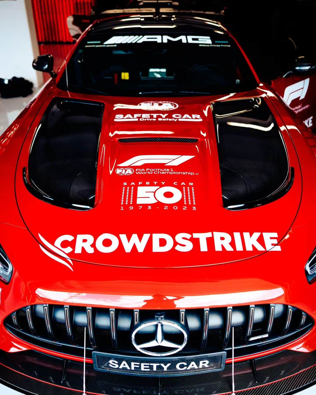 MERCEDES AMG PETRONASさんのインスタグラム写真 - (MERCEDES AMG PETRONASInstagram)「The Safety Car @Crowdstrike livery goes hard. 🥵️」8月10日 19時44分 - mercedesamgf1