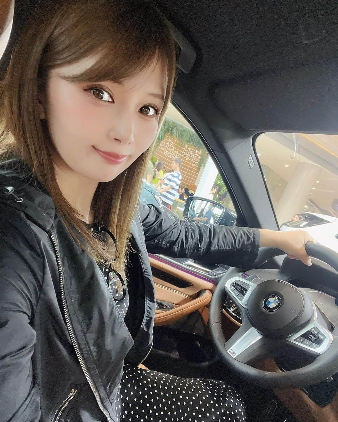 れなのインスタグラム：「ベンツかBMWならBMW派✨ 走りにこだわってる感じ？🚗  ⁡Mシリーズは3が1番好き♡ ⁡ ⁡ ⁡ ⁡ ⁡ #アラフォー  #アラフィフ  #アラフォーコーデ  #車  #車好き  #車大好き  #車好きな人と繋がりたい  #ランボルギーニ  #bmw  #bmwm3  #bmwm5」