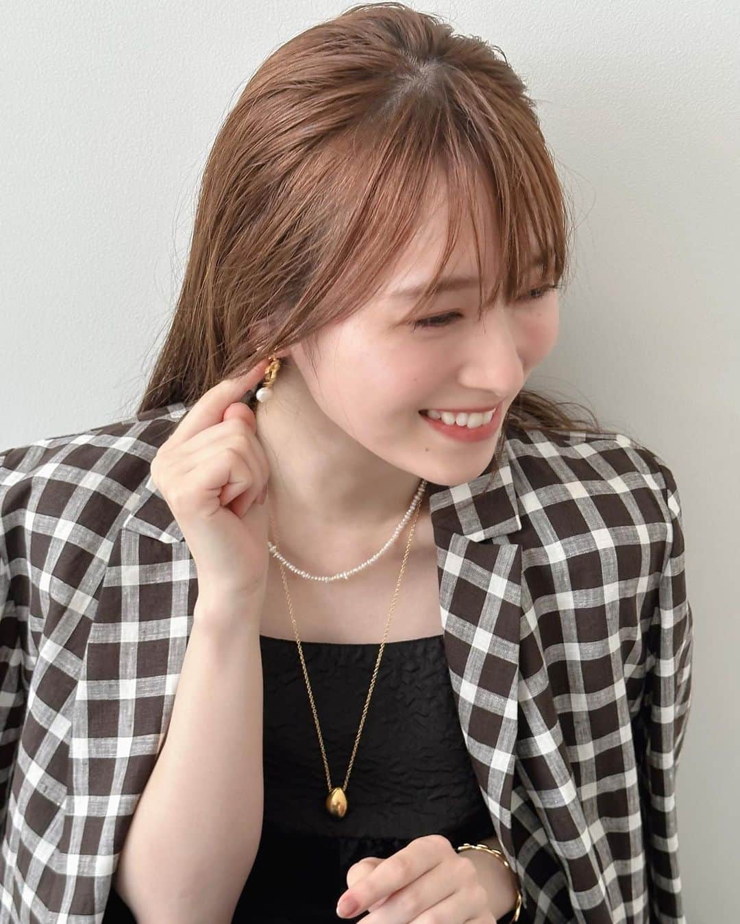 守屋麗奈さんのインスタグラム写真 - (守屋麗奈Instagram)「♡  7月28日発売のMORE 9.10月号に 掲載していただいています。  ヘアメイクの吉崎沙世子さんと 秋の新色コスメ、バズり予想会議！ ということで秋メイクやコスメのお話をさせていただきました〜🪞💄  カメラマンさんは、写真集を撮っていただいた東さんでした☺︎  久しぶりの再会に楽しい撮影でした。  ぜひチェックしていただけたら嬉しいです🌻  #櫻坂46  #sakurazaka46  #renagram  #more  #秋メイク #秋コスメ」8月10日 19時55分 - rena_moriya_official