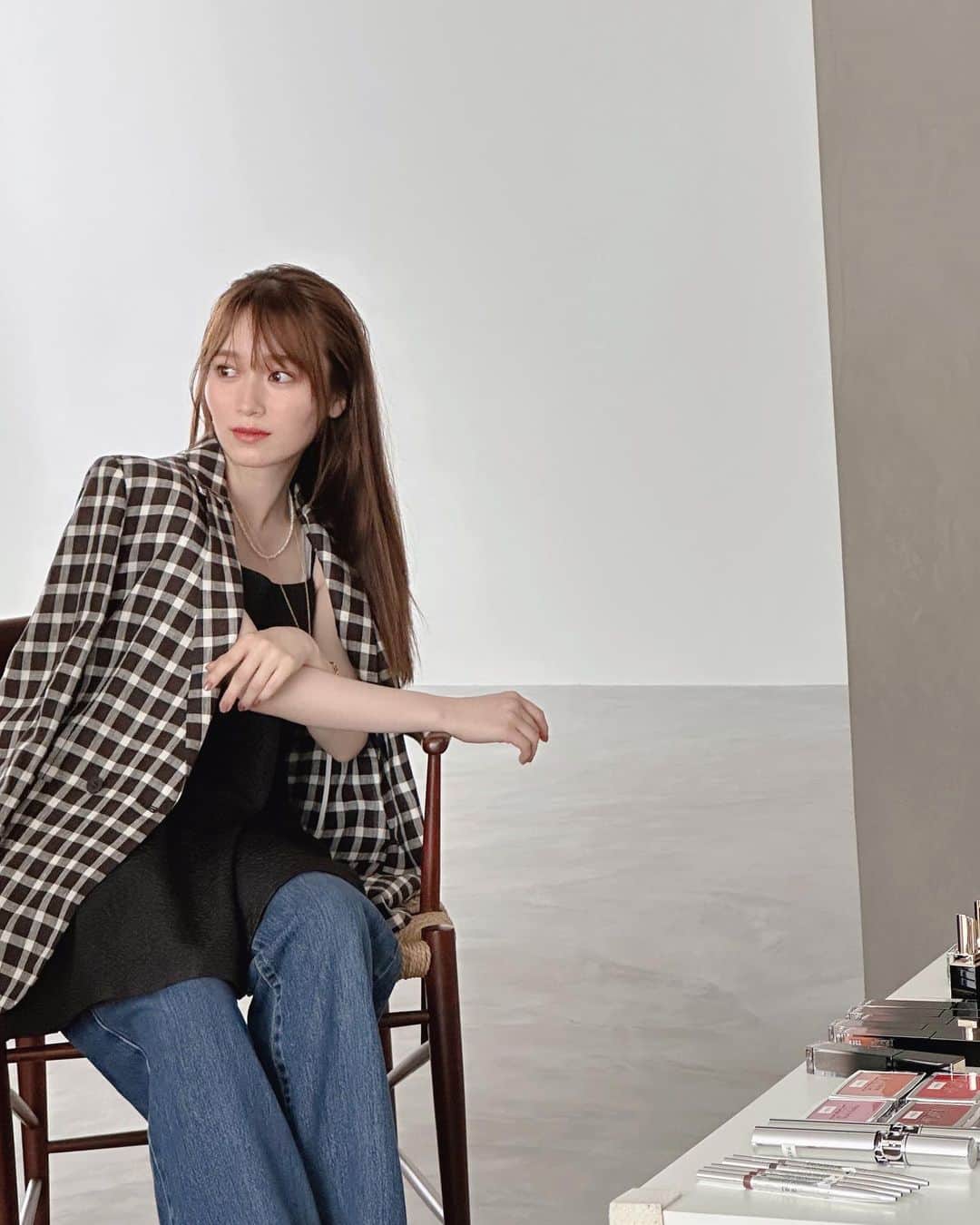 守屋麗奈さんのインスタグラム写真 - (守屋麗奈Instagram)「♡  7月28日発売のMORE 9.10月号に 掲載していただいています。  ヘアメイクの吉崎沙世子さんと 秋の新色コスメ、バズり予想会議！ ということで秋メイクやコスメのお話をさせていただきました〜🪞💄  カメラマンさんは、写真集を撮っていただいた東さんでした☺︎  久しぶりの再会に楽しい撮影でした。  ぜひチェックしていただけたら嬉しいです🌻  #櫻坂46  #sakurazaka46  #renagram  #more  #秋メイク #秋コスメ」8月10日 19時55分 - rena_moriya_official
