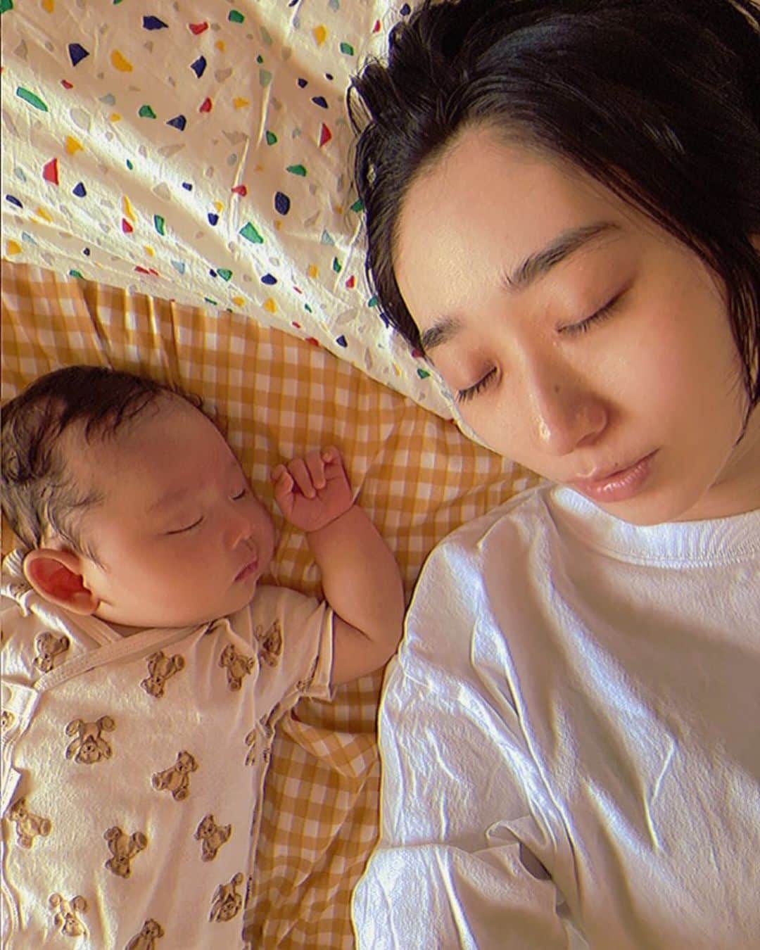 椎名琴音のインスタグラム：「【答えはないかもしれない】  今日は次のお仕事の打ち合わせ🙏🏻  「ふにゃ！」って泣きそうになっても すーーっと1人で寝ていい子だったね  あしたもたくさん遊ぼうね。 ありがとう。  実は最近、いっしょに作品を作っていたお友達の訃報があり、落ち込んでしまっていました。 ぼーーっと考えてしまうというか、いろんなこと思い出して、ついつい真顔で、いやたぶん少し険しい顔でオムツを変えたりしていました。  今話せる人は、母と夫しかいないので、なかなかアウトプットも出来てないのかもしれませんが、 それじゃあ息子が心配すると思って笑顔にしようと頑張っていました。 でもそうすると、 おおきな笑顔で返してくれて、、、 元気をもらいました。  音楽仲間でお兄ちゃんのように仲良かったよーちゃんが亡くなってから、こういう悲しいことがとても辛く感じやすいようになりました。 どんどん積み重なってゆくというか、どんどん重く身体や心にのしかかる感じ。  お別れの時の感覚も蘇ります。  このきもちをどうすればいいか、まだまだわかりません。 同じ思いをした友達にもなんて言葉をかけていいかわかりません。  答えはないかもしれませんね。  わたしは今元気をくれる息子がいるので、ありがたいです。  前にツイッターでも書きましたが、もしなにかみなさんも落ち込んだり悲しいことがあってわたしにできることがあれば、お手紙書いてくださいね。もちろん、最近あった楽しい話でも🫶🏻 事務所（リマックス）に送ってもらえたら、必ずお返事書きます。  「いいね」してくれたみんな、目を通してくれたみんな ありがとう。」