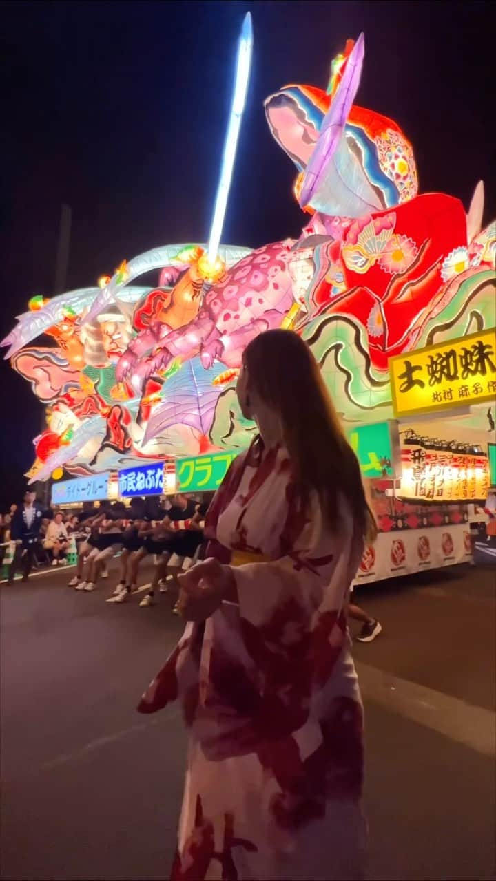 ぞのさんっのインスタグラム：「青森ねぶた祭りに行ってきました✨ 今年の青森ねぶた祭の写真を #のれそれ青森旅 のキャンペーンで投稿すると「星野リゾート　青森屋」に宿泊券とJALの航空券がセットでプレゼントされるみたいなので、詳しくはのれそれ青森旅キャンペーンのHPを是非チェックしてみてね^^ ・ Do you know about the Nebuta Festival?^^ ・ 📍 星野リゾート　青森屋 🛫 @japanairlines_jal  👤 @ohana_dahlia  📸 @zono.sann  ・ #青森屋 #星野リゾート #青森県 #JAL #PR #videotips #filmmakers #creative #broll #zonosann #動画 #動画編集 #動画制作 #動画撮影 #映像#映像クリエイター #映像制作 #ぞのさんっ」