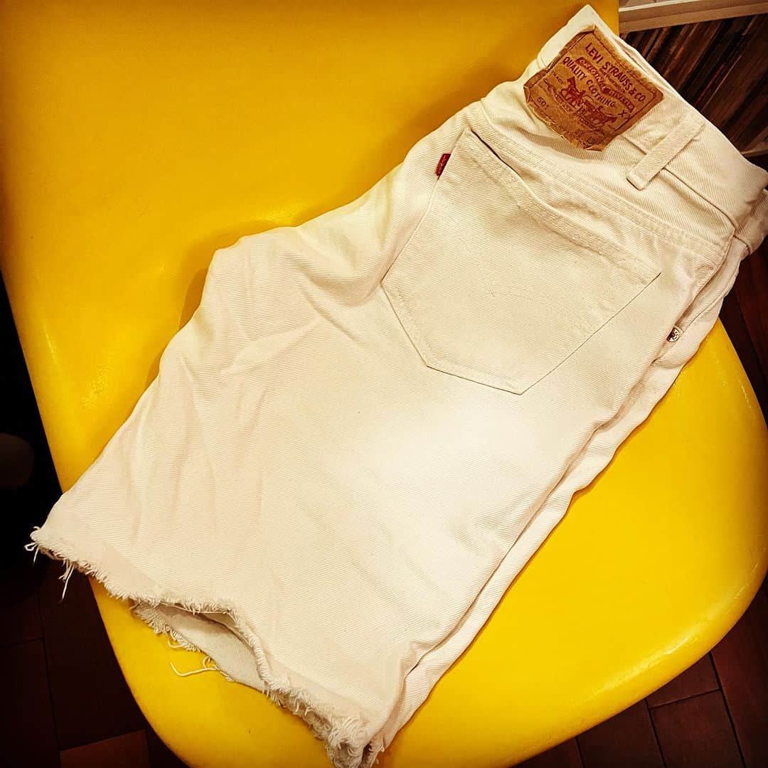 浅田信一のインスタグラム：「Levi's 501 White Denim  昔90年代の初め頃、渋谷系に憧れて履いてたやつ。浜松で。（笑）  当時はオリジナルラブやフリッパーズギターやお洒落な人達はみんな履いてたよね。足元はクラークスかプーマのクライド。  この先、もう履くことはないだろうと思って何年か前に夏仕様カットオフしちゃった。当時物なので今や貴重な米国製なのに。  こないだ白のファティーグパンツを入手したからそれで事足りてはいるけど、ホワイトデニムも久々履きたいなと。長いやつ。（爆）」