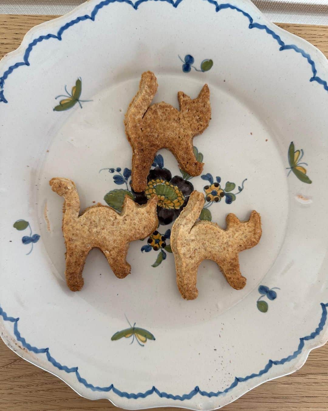 まつだみらいのインスタグラム：「シンプルなクッキーが食べたくなって、ここ最近自分で作っています。  自分用は気楽🐈 少々焦げても、分厚くなっても無問題。むしろ、 食べる時、ボリューミーなやつ食べよう、とかちょっと苦いのが気分だからやや焦げてるのを食べよう と、けっこう楽しい。😆」