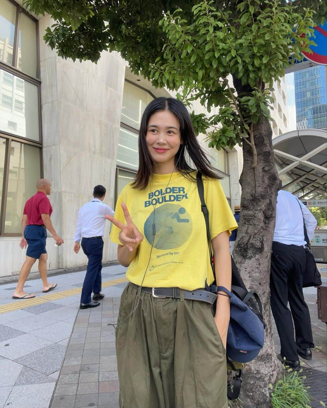 田中シェンのインスタグラム：「🍋🥴✌🏻  Tops @muddler.official #vintage  _____ @locul_omohara @bolderboulder  Pants #vintage Shoes @adidasoriginals  Cap @redsox @47  Bag @auntmaries.official  Pieces @tiffanyandco  #日暮里駅前  東京に上京した夏、初めて友達に連れてって もらったのはひみつ堂でした🍧 久しぶりに食べたい❗️ってなって ぴゅーんと向かってみた💯  @arakawa_stand  #荒川スタンド  15:00〜やっている立ち飲み屋さん。 ナチュールワインがメインだけど、一杯目は ジンジャーハイボールにしました(甘くて美味しい！) ミートボールを頼んだのに、ついついグラスの白に 目がいっちゃって、それでも安定に美味しい🤤🍷 クレソンも鰯もパスタも美味しい (シシトウを次は食べたい) お客さんもこの時間はほとんどいないので とてもおすすめです。ミートボール食べてみて！ 飛ぶぞ🪽  @himitsudo132  #ひみつ堂🍧  行列にビクビクしながら向かうも、 15分待ちくらいで平日は入れました。 いちごのショート🍓か、メロンのショート🍈か、 マンゴー🥭か...決めきれず思い出の苺に。 店内クーラーがない中みんな目の前のかき氷に 一心不乱に向かっていました。チーム戦のような 気持ちです。そしてすべてのメニューをさばいてる お姉さんの、黒帯5段くらいの落ち着きとオペレーション 力に脱帽です。味は、ストロベリー果肉を飲んでる ようです。つまり是は絶品です。  おまけ #すし乃池 さんの、あなご寿司をお持ち 帰りで、お土産として持って帰るのが粋だそうです。 (友人から聞いた話)  #nippori is famous for #yuyakedandan steps. (Great location round 5pm where magic hour happens ) there were many tourists so I’m pretty  Sure that this place is popular 📸 If u wanna have a good natural wine,( to get away from the heat of Tokyo a bit 🥵) I recommend u  @arakawa_stand 💯 I had a meatballs , and  I’m telling everyone to go from next day, cuz  It was sooo gooold! Better taste it 🥴  #日暮里ランチ #日暮里カフェ #日暮里居酒屋  #北千住飲み #立ち飲みバー #古着コーデレディース  #usedclothingsnap #黄色tシャツ #真夏コーデ  #adidassambaclassic #アディダススニーカー  #アディダスサンバ #アーミーパンツ #일본여행🇯🇵 #東京観光🗼 #tokyotourguide  #shimokitazawacafe   #여행일기✈️ #푸드스타그램🍴  #카페스타그램☕🍨🍰 #每日穿搭分享  #日系穿搭 #日本旅行✈️」