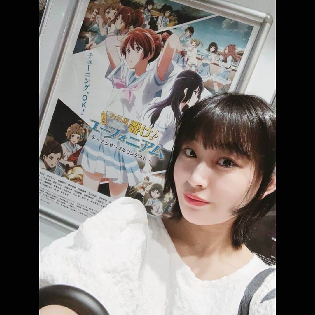 根岸可蓮さんのインスタグラム写真 - (根岸可蓮Instagram)「🍿映画鑑賞🎬 『響け！ユーフォニアム〜アンサンブルコンテスト〜』  発表されてから凄く楽しみにしていて 京アニ作品を観れるのが嬉しくて嬉しくて仕方ありませんでした 映画の始まりが凄く懐かしいような、温かい気持ちになる音楽が流れ 涙が止まりませんでした 私の好きなものが目の前に生きてるだけで それが自分の生きる糧になってます 実際それに触れて幸せを感じました  それにしても久美子ちゃん、部長してたなぁ 今までの過程を知ってるからこそ 人の成長する姿を見れるのいいですよね 麗奈ちゃんとの絡みも抜群に尊かったし 秀一君との絡みも本当に最高でした 正直にやけたよね…… 今後どうなるか、3年生編で色々描かれるといいな 楽しみすぎます 私が体験できなかった青春が目の前に広がって それがまた羨ましかった〜  今回凄く感動、、 というか本当に細かくて凄いなと思ったのが 吹奏楽部員みんなにちゃんと名前があり、個性があり それをちゃんとまとめていたこと キャラクターが沢山登場する中で ちゃんとそこに存在しているってこと アニメでは本当に凄いことだと思います あと楽器を演奏する時の音 久美子ちゃんが担当するユーフォニアム 指で楽器を押す音もちゃんと入ってます どこで止めても1枚の絵となるような美しい作画 特に立体感のある雲が印象に残りました 細かい描写、音響、やっぱり私の大好きなものが詰まってます  次は久美子ちゃんが3年生になる物語 楽しみになる終わり方だったので 春アニメが待ち遠しいです  パンフレットも買えなかったらどうしようと映画館におろおろ来ましたが…笑 無事買えました ただ本当に悔しいのは1週目特典貰えなかったことです  言葉変な部分もあるだろうけど 感じたことはざっとこんな感じですかね… 映画は絶対映画館で観るべき!!  そして、次の曲が始まるのです*～･°❃ ※ ※ ※ #根岸可蓮 #れんれん #Renstagram #響けユーフォニアム  #京都アニメーション  #京アニ #蓮アニメ  #蓮シネマ #アニメ好き #アニメオタク #アニメヲタク #アニオタ #アニヲタ #animation #映画鑑賞 #映画 #movie  #anime #followme #instagood #れんれんドキドキでーす」8月10日 19時51分 - negishikaren_official