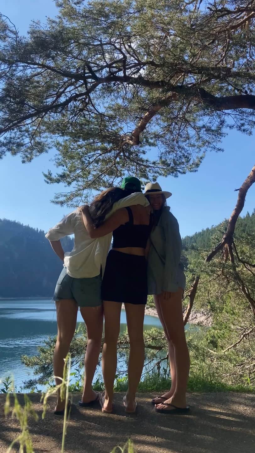 Annabel Smitのインスタグラム：「sharing moments like these with your besties. There’s just nothing like traveling with your childhood best friends 💛  #travel #friends #friendship #girls #childhoodfriends #together #girlstrip」