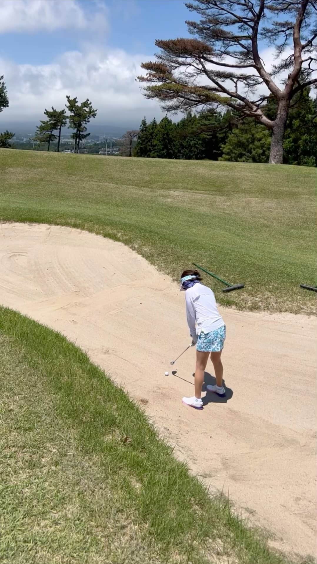 岩崎静羅のインスタグラム：「☺︎ バンカーは上手かった！ （出るってだけやけど🤣）  #ゴルフ女子 #ゴルフ #ゴルフウェア #日焼け対策 #アラフォー」
