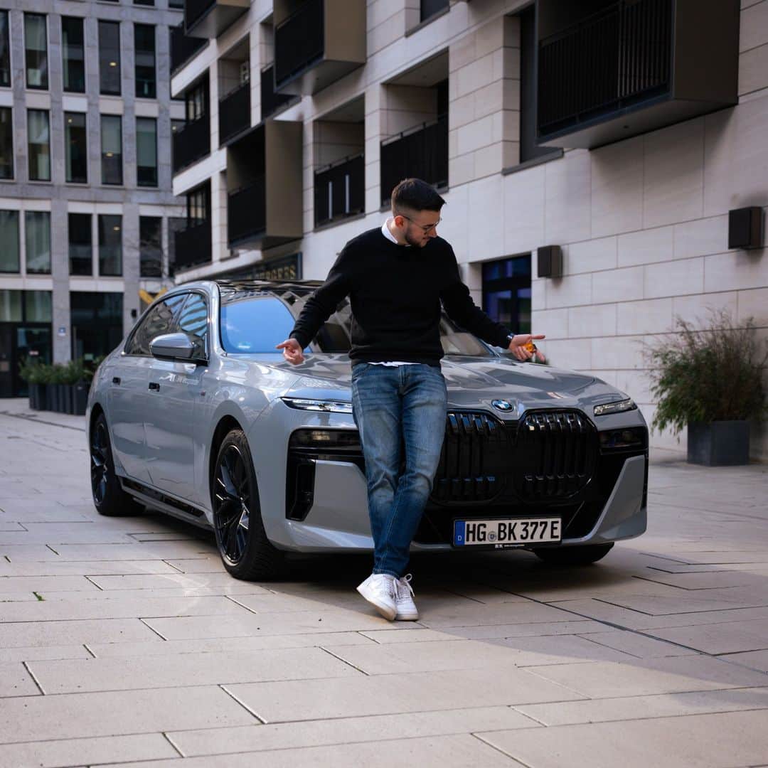 BMWのインスタグラム：「You and which BMW model? ❤️ #BMWRepost 📸 @danydrives @jan_sl_   The BMW i7. #ThisIsForwardism #THEi7 #BMW __ BMW i7 xDrive60: Combined power consumption: 19.6–18.4 kWh/100 km. Combined CO2 emissions: 0 g/km. Electric range: 590–625 kilometers. All data according to WLTP. Further info: www.bmw.com/disclaimer」