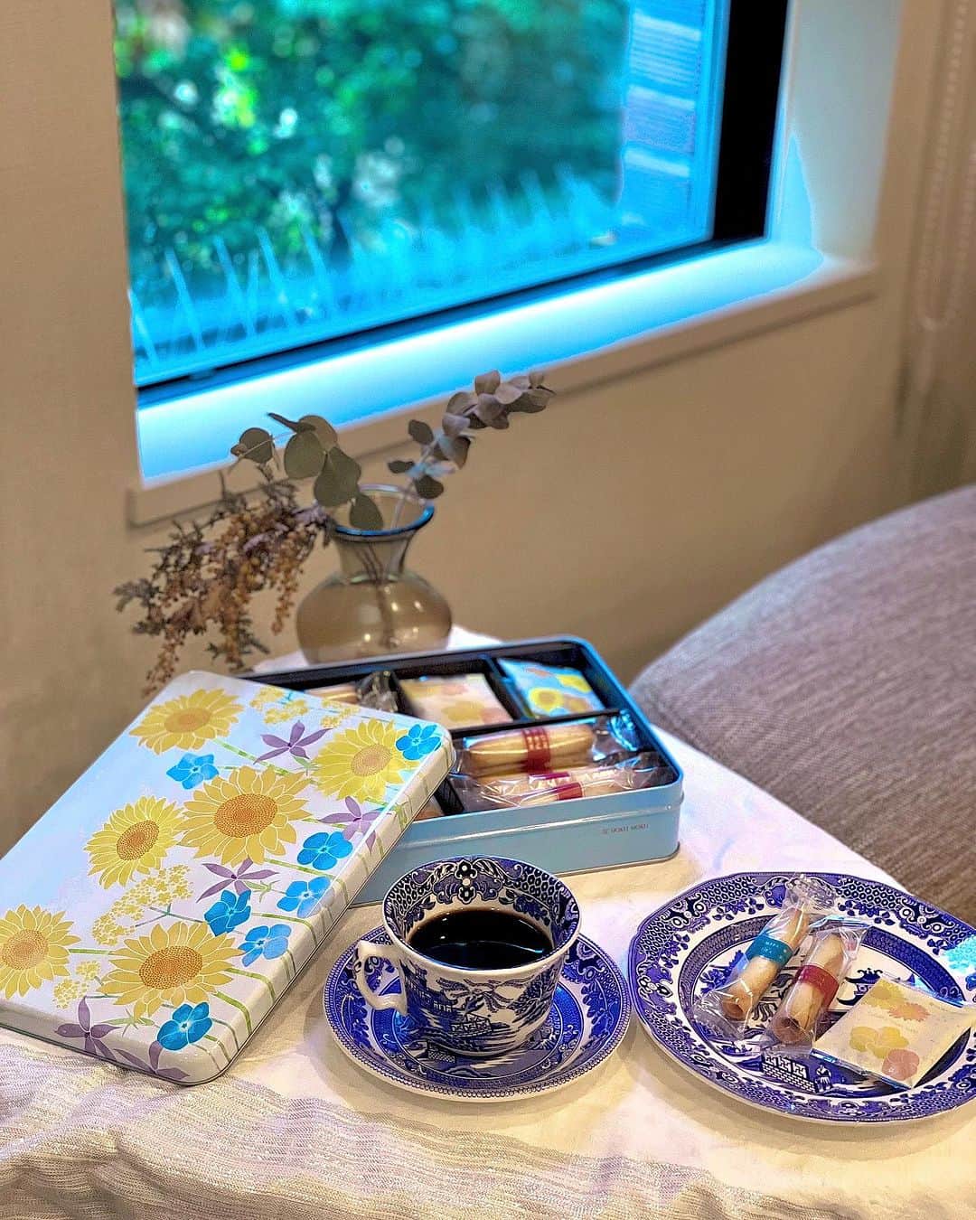Aoiのインスタグラム：「おうちカフェ☕️  ヨックモックの夏の詰め合わせの 「カドー ドゥ レテ」をお供に..♡ 最近暑すぎるので自宅でゆったり過ごすのが 幸せなひとときになりつつある🤣♡  ひまわりのデザインが夏らしくて ギフトにもらっても嬉しいよね♡  #ヨックモック　#pr」