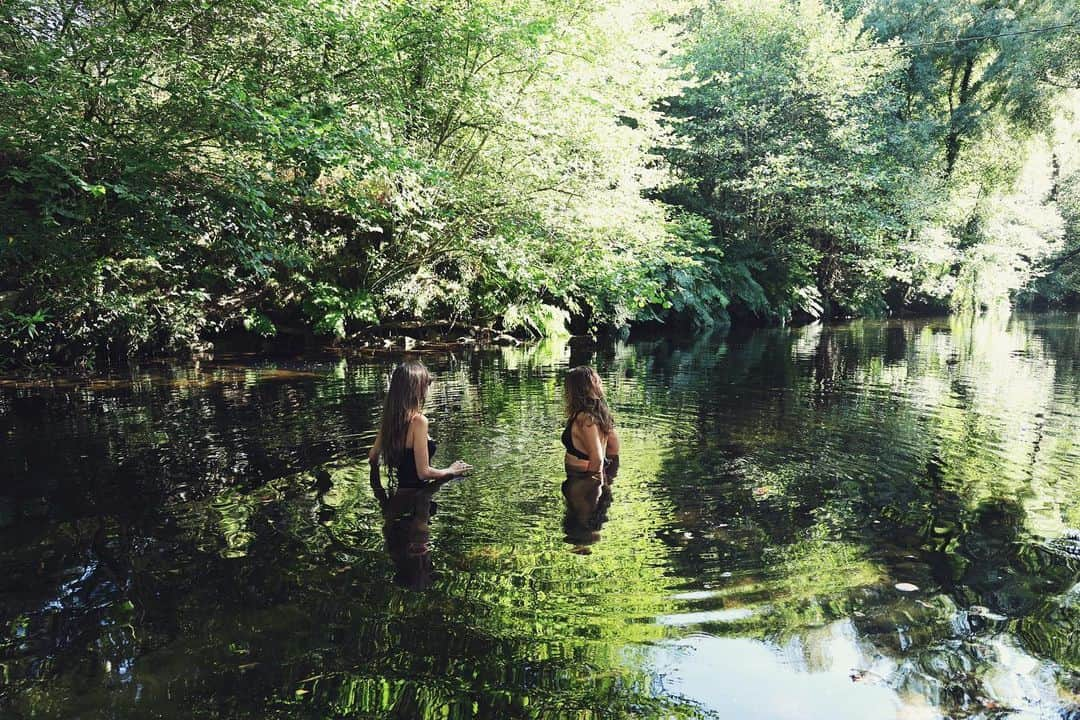 サラ・カルボネロのインスタグラム：「Bañarse el el río Almofrei, abrazar Secuoyas, la comida del huerto a la mesa, meditar en medio de la naturaleza más pura.  Conocer in situ el valioso trabajo de @hifasdaterra y los beneficios de la Micoterapia.  Gracias Cata y Esteban por hacernos sentir como en casa. 🍄 💚  #Galicia #verano2023 #bewild #reconectar」