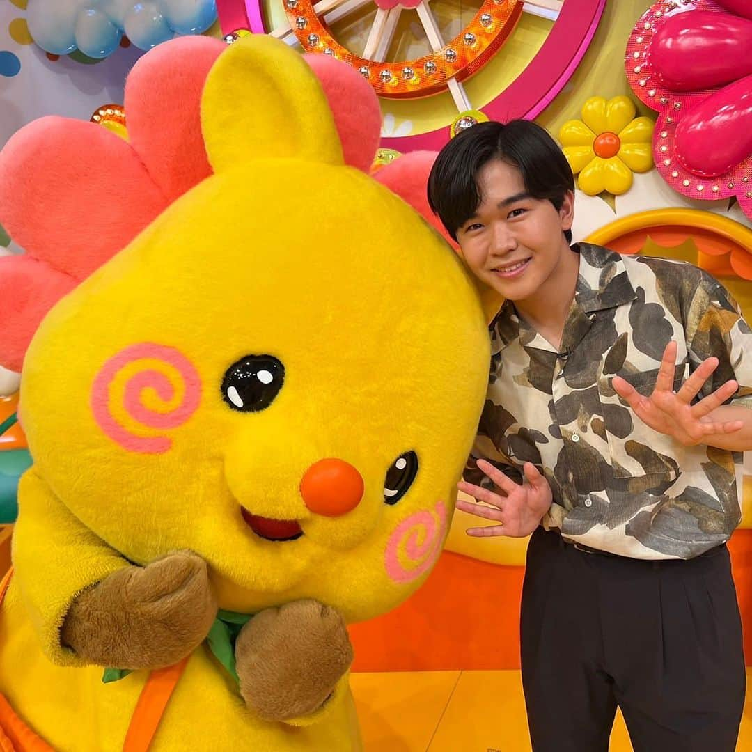 日本テレビ「ヒルナンデス！」さんのインスタグラム写真 - (日本テレビ「ヒルナンデス！」Instagram)「. 今日のゲストMCは、木曜ヒルナンデス！準レギュラーの#鈴木福 さんでした🥳  #なにわ男子 #藤原丈一郎 さんと福さんの旅、後編！今回も綺麗な景色に美味しそうなもの、、時間がのんびり流れているようで素敵でした🌊  そしてミーハー探検隊は最新ホテルを調査！お部屋からの景色やビュッフェに感動しまくりの楽しいロケでした✨バーでそれぞれ好きなイメージを伝えてノンアルコールカクテルを作って頂いたのも嬉しかったです🤩（4枚目は横山隊長が撮った写真！岸さんの手にスカイツリーが乗るはずが、、🤔おちゃめな隊長でした！）  そしてそして！世界一のスーパーキッズの皆さんがスタジオに！縄跳びにけん玉、、何がどうなっているのか分からないほどのスゴ技の連続でした🫨  🌼明日のヒルナンデスは〜？🌼  ①金曜3姉妹おしゃべり週末旅 所沢の古民家でバケーションレンタルを満喫！地元食材で絶品BBQ&最新技術を使ったプロジェクションマッピング  ②着こなしカラーコーデバトル 東京ソラマチで前田典子・益若つばさ・菜波が3色使ったカラーコーデ対決  ③ベストセラークイズ！ 大ヒット書籍から日常に役立つ情報をクイズで紹介！ 空を見たら明日の天気がわかる？「天気」にまつわる情報を大公開！  #ヒルナンデス #羽野晶紀 #横山裕 #浦野モモ (C)日本テレビ」8月10日 19時56分 - hirunandesu_ntv_official