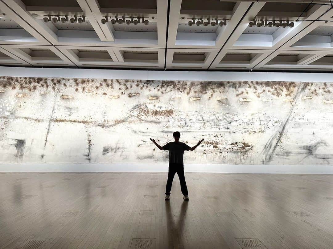山下航平のインスタグラム：「@国立新美術館 蔡國強　宇宙遊 ―〈原初火球〉から始まる  火薬で描いたアート。 迫力がありました。」
