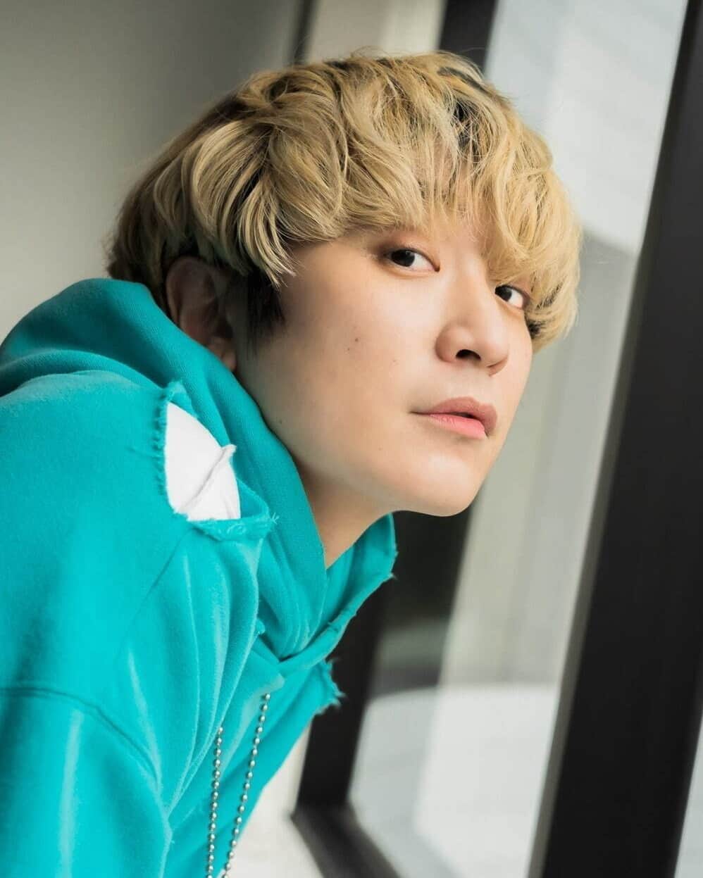 ファッションプレスさんのインスタグラム写真 - (ファッションプレスInstagram)「. 【Fukase】 “基本的に僕が伝えたいことは、＜自分で感じ取ること＞を大切にしてほしいなと思っています。つまり僕が伝えることが一番なのではなく、僕の作品だったり、僕が発した言葉に対して、どのように感じたかという＜個人の感覚＞そのもの。人生は自分で導いていくものだし、自分で発見したものが人生哲学になっていくと思うので、ある種決められた誰かの哲学を暗記する必要なんて全くない。それが僕が伝えたい一番のメッセージです。”  SEKAI NO OWARIボーカル、Fukaseインタビューより。 記事は @fashionpressjp プロフィールのURLから。  #SEKAINOOWARI #セカオワ ＃世界の終わり #Fukase  #fashionpress」8月10日 20時00分 - fashionpressjp