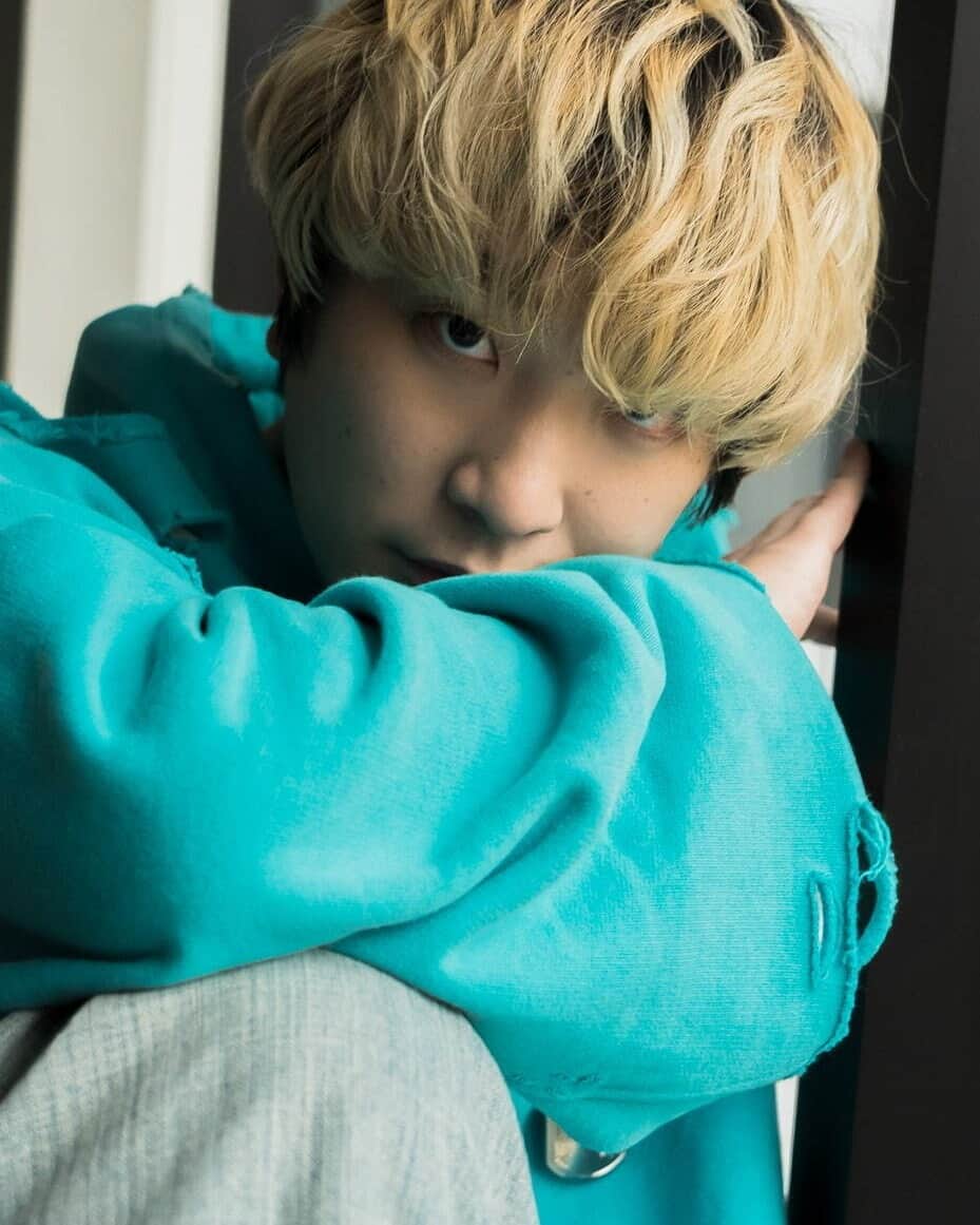 ファッションプレスさんのインスタグラム写真 - (ファッションプレスInstagram)「. 【Fukase】 “基本的に僕が伝えたいことは、＜自分で感じ取ること＞を大切にしてほしいなと思っています。つまり僕が伝えることが一番なのではなく、僕の作品だったり、僕が発した言葉に対して、どのように感じたかという＜個人の感覚＞そのもの。人生は自分で導いていくものだし、自分で発見したものが人生哲学になっていくと思うので、ある種決められた誰かの哲学を暗記する必要なんて全くない。それが僕が伝えたい一番のメッセージです。”  SEKAI NO OWARIボーカル、Fukaseインタビューより。 記事は @fashionpressjp プロフィールのURLから。  #SEKAINOOWARI #セカオワ ＃世界の終わり #Fukase  #fashionpress」8月10日 20時00分 - fashionpressjp