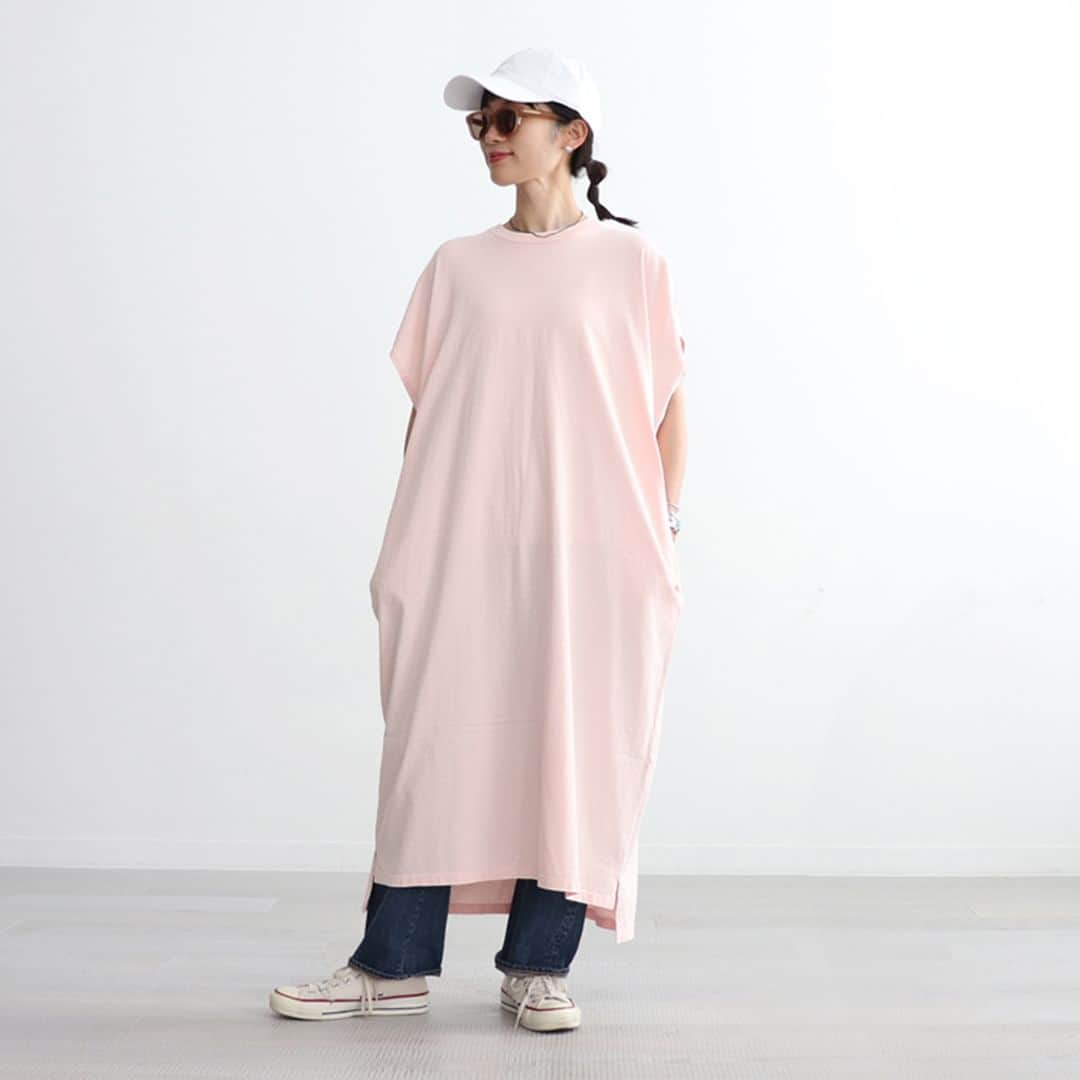 キナリノさんのインスタグラム写真 - (キナリノInstagram)「【40％OFF】今すぐ頼れる夏服！ USメイドの『Tシャツワンピース』  －－－－－－－－－  夏はさっと着れて、楽ちんで、 涼やかなワンピースが重宝しますよね🌿  こちらは、今の季節にちょうどいい、 USメイドのビッグシルエットのTシャツワンピース。  お洗濯や取り扱いもラクで デイリーに活躍してくれるアイテム。 アームも広く締め付け感のないラフな着心地で ヘビロテ間違いなしです◎  残るカラーは、 どんなコーデにも合わせやすいライトグレー、 明るく女性らしいピンク、 爽やかなライトグリーンの3色！  お求め安くなっているので、 色違いで揃えても良さそうですね👀  欲しいカラーが見つかった方はお早めに🏃🏻‍♀️💨  今すぐ頼れるワンピースで まだまだ続く暑い日々を乗り切りましょう🌈  －－－－－－－－－  STAR&STRIPE｜フレンチスリーブ・Tシャツワンピース https://kinarino-mall.jp/item-125508  －－－－－－－－－  ▶画像をタップすると詳細情報をご覧いただけます。  ▶ハイライトの「セール」ボタンから、ご紹介商品をまとめてご覧いただけます。→@kinarino_official  ▶プロフィールの「インスタ掲載」ボタンから、ご紹介商品をまとめてご覧いただけます。→@kinarino_official  ▶キナリノアプリでも販売中！ 「お買いもの」→「インスタグラム掲載アイテム」 　 ※ダウンロードはプロフィールリンクから→@kinarino_official  #キナリノモール #キナリノ #サマーセール #セール #セール情報 #お買い得 #Tシャツワンピース #夏コーデ #夏ファッション #夏服 #シンプルワンピース #カジュアルワンピース #ワンピース #着回しコーデ #お洒落なファッション #おすすめワンピース #ナチュラルコーデ #大人カジュアルコーデ  #SALE #SUMMERSALE #saro #Summerfashion #ootd」8月10日 20時00分 - kinarino_official