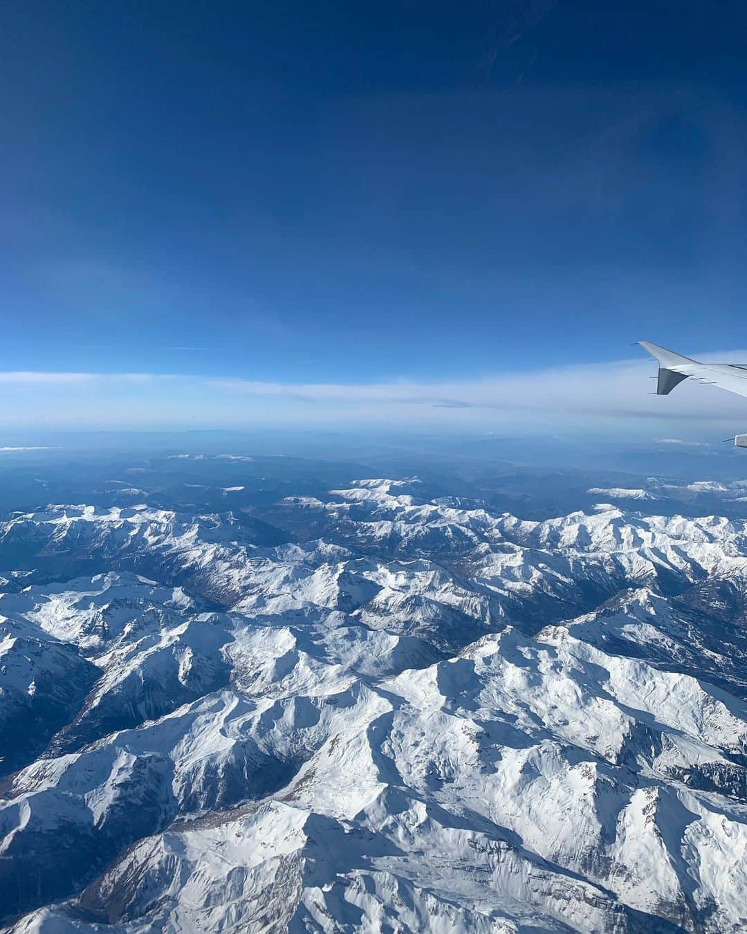 Candlewick Co., Ltd.のインスタグラム：「今週8/11は山の日！ 毎日暑い日が続いていますね。シルベスタからは、日本の夏山ではなく、雪山の景色で少しでも涼しい画像をお届けします！ パンデミック前のモナコ出張の際、ニースからミラノの新規クライアントに会いにいったときに載った飛行機の機内から　スイス上空の写真をお届けします！ ヨーロッパ線はそのころはシベリアを通っていましたが、残念なことに今はNG.最近は東京からロンドン線に乗りましたが、なんとアメリカに向かいカナダの上空を通って大西洋を通ってイギリスにつきました！早く平和な世界になるためにはどうしたらいいのか。。。　　  It has been hot every day, hasn't it?　Instead of Japanese summer mountains, I will bring you some cooler images with snowy mountain scenery! Here are some pictures over Switzerland from the plane I was on during my business trip to Monaco before the pandemic, when I went from Nice to meet a new client in Milan!　European flights used to go through Siberia back then, but unfortunately not anymore. Recently I took a London flight from Tokyo, but to my surprise, it went to the US, over Canada, and then through the Atlantic Ocean to the UK! I wonder what we can do to make the world more peaceful soon........  #キャンドルウィック #広報 #マーケティング #サステナブルPR #コミュニケーションデザイン #ニュージーランド #スイス #ヨーロッパ #自然 #海  #山 #山の日 #旅」