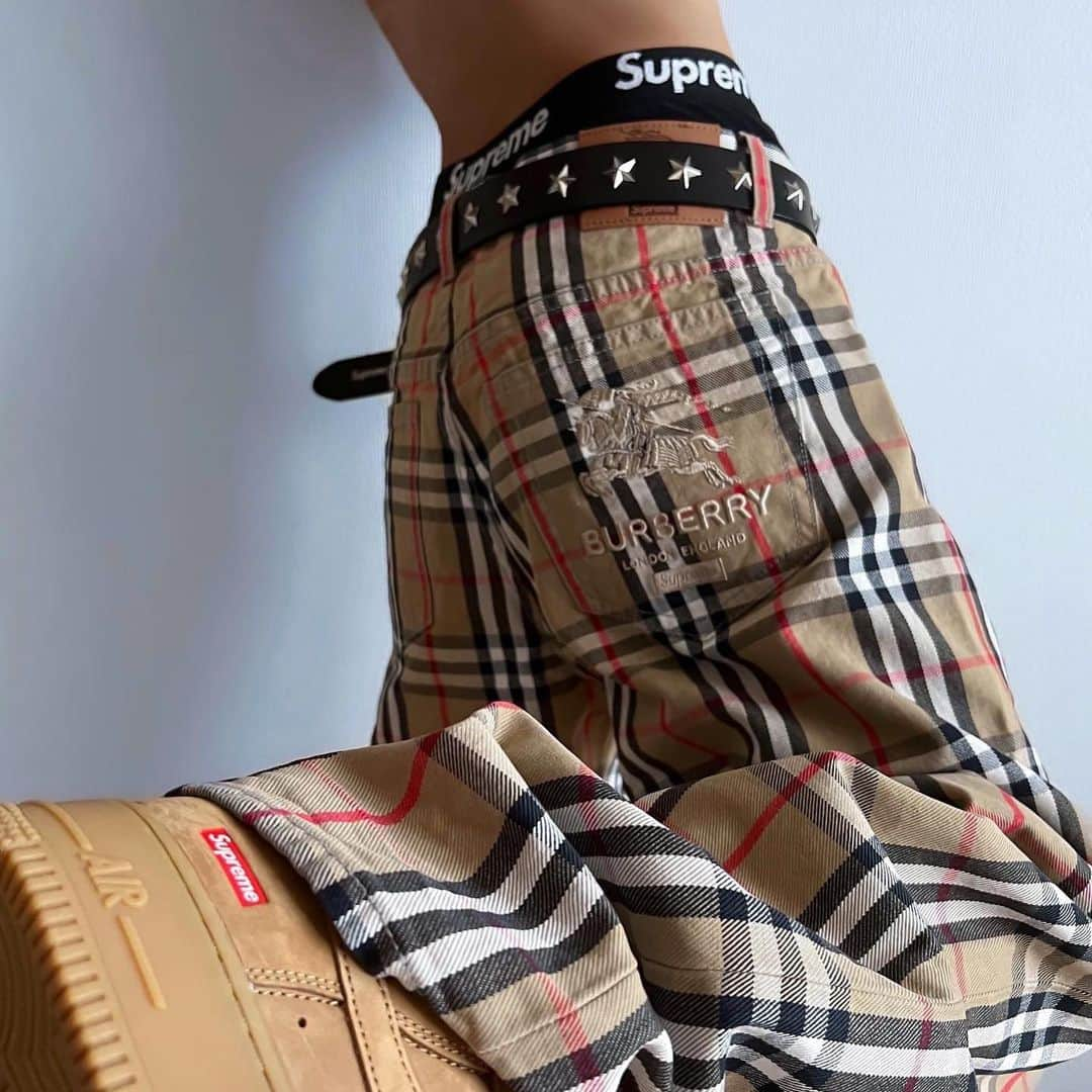 Supreme Mihoのインスタグラム：「🤎🤎🤎 ✩ "BERBEREME" ✩ #supreme #burberry #af1  #シュプリーム」