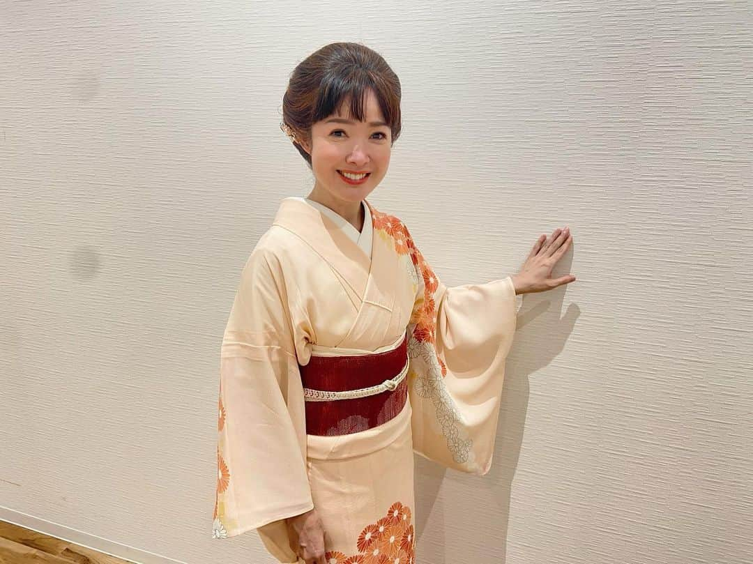 田川寿美さんのインスタグラム写真 - (田川寿美Instagram)「イオンタウン吉川美南での キャンペーン。 夏空が見えるステージでは 後ろから気持ちいい風が吹いて こちらからお客様のお顔が よーく見えました！ 暑い中　お越しくださって 嬉しかったです！ 毎日歌える喜びと、皆さんと一緒に 作り上げていく歌世界は どんどん肉厚になっていくようで 生きてる実感が湧いてきます。  同場所にてキャンペーンをされていた 笑顔が愛らしい[水瀬あやこ]ちゃん。 彼女の人柄や、感性の深さは 自身が作詞作曲された この曲にギュッと詰まっています❗ 中低音に説得力を感じる一曲。  🎵「宇宙の隅っこで」  ぜひ聴いてみてください！！  私も「下田の椿」頑張りまぁす😁  #田川寿美#埼玉県#イオンタウン吉川美南#イベント#歌唱キャンペーン#新曲#下田の椿#夏#空#風#喜び#水瀬あやこ ちゃん#宇宙の隅っこで#演歌#歌謡曲#着物#Japanese#enka」8月10日 20時12分 - toshimi_tagawa