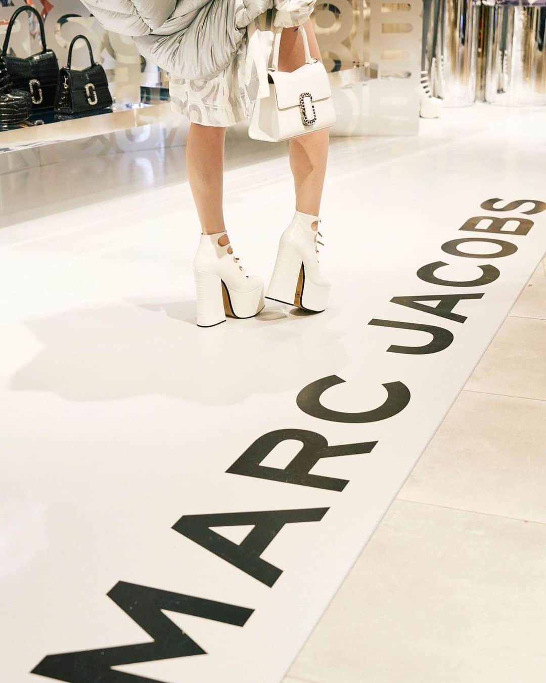 丹羽仁希さんのインスタグラム写真 - (丹羽仁希Instagram)「@marcjacobsjapan 🤍  阪急うめだ本店で開催中の MARC JACOBSポップアップにお邪魔してきました☺️✨   2023年fall collectionシーズンカラーは シルバーや淡いパープル💜🤍 お近くの方はぜひお店に行ってみてください🙋‍♀️✨  #マークジェイコブス #marcjacobs #阪急うめだ本店PR」8月10日 20時04分 - __niki22